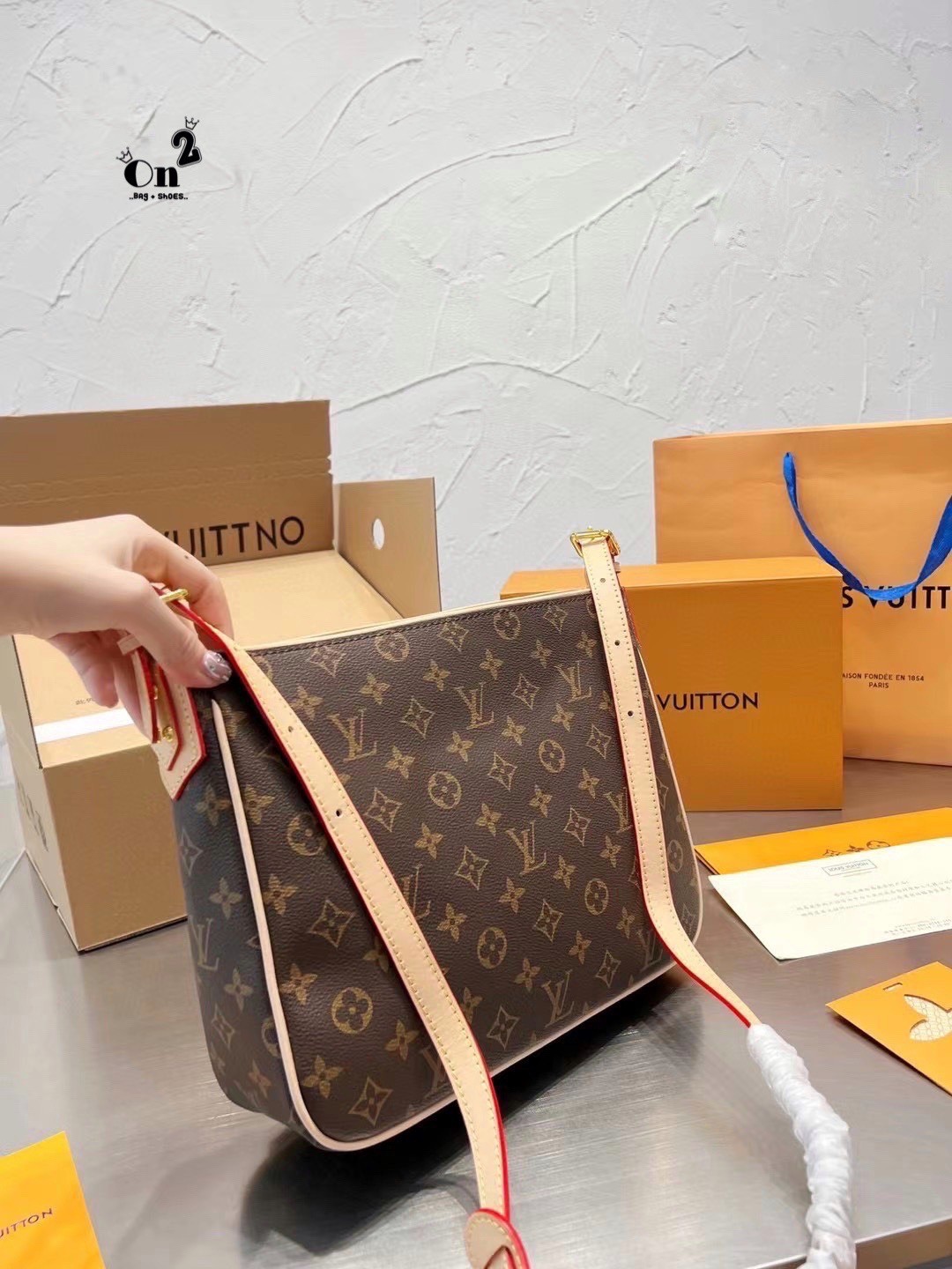 LV Hudson GM Monogram กระเป๋าสะพายสุดเท่ห์ไม่ซ้ำใคร Unisex ขนาดกำลังดี รูปทรงสวย ด้านหน้าโดดเด่นด้วยสกรีนโลโก้แบรนด์ วัสดุแคนวาส ผสมหนังแท้ ด้านในโล่งกว้าง มีช่องแยกย่อยไว้เก็บของสำคัญได้อย่างเป็นสัดส่วน จุของได้เยอะ พร้อมสายสะพาย ปรับระดับได้ตามการใช้งาน