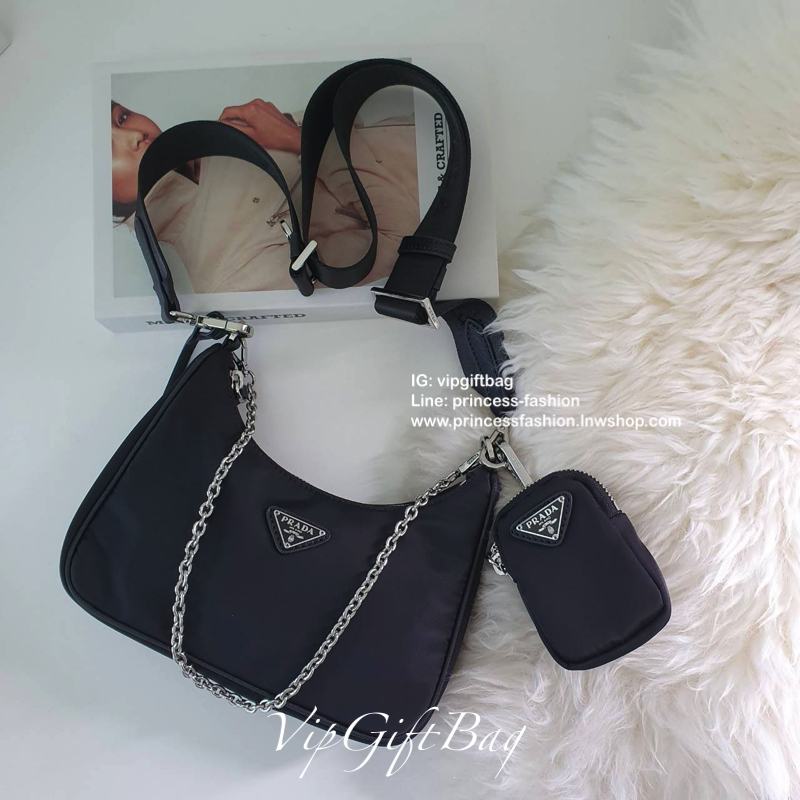 ᴺᴼᴿᴹᴬᴸ กำลังมาแรงมากค่ะ กับแบรนด์ PRADA ใบเดียวคุ้มมากค่ะ อุปกรณ์ ครบชุด **ซื้อ1ได้ถึง3ไอเท็ม ทั้งสายยาว และกระเป๋าใส่เหรียญ และป้ายแท็คหนัง อย่างดี **อะไหล่ปั้มแบรนด์แท้ทุกจุด วัสดุทำจากผ้า Nylon อย่างดี กันน้ำได้ อยู่ทรงสวย สามารถใส่กระเป๋าตังค์ใบกลางได