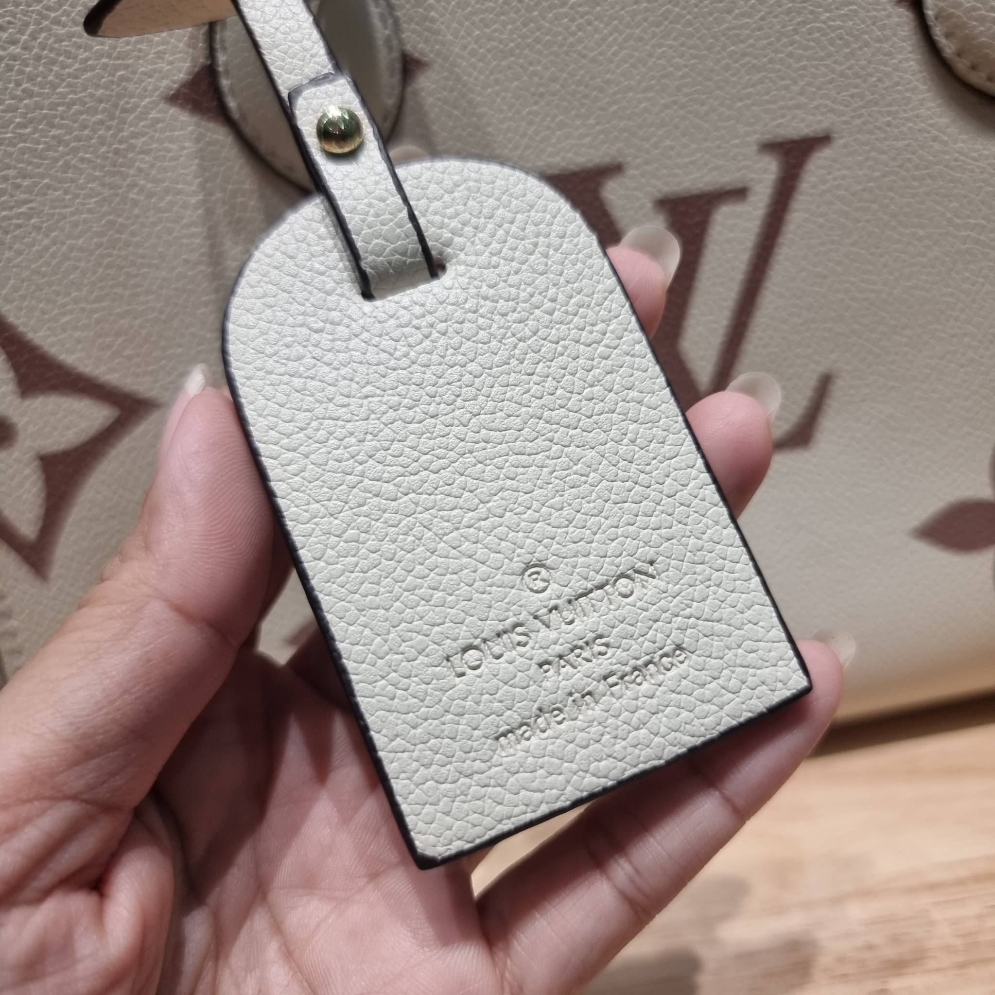 LV Onthego / LV crossbody tote bag กระเป๋าทรงโท้ทเวอร์ชั่นดั้งเดิม ที่คลาสสิค ผู้ดี หรูหรา โทนสีใช้งานง่าย ได้ทุกลุค ทุกสไตล์ วัสดุหนังลูกวัว ผิวลายเกรน มาพร้อมหูจับในตัว คล้องแขนก็ดูแพง หรือจะเกี่ยวสายครอสสะพายก็อัพลุคได้เลย ภายในโล่งกว้างมาก มีอะไหล่เกี