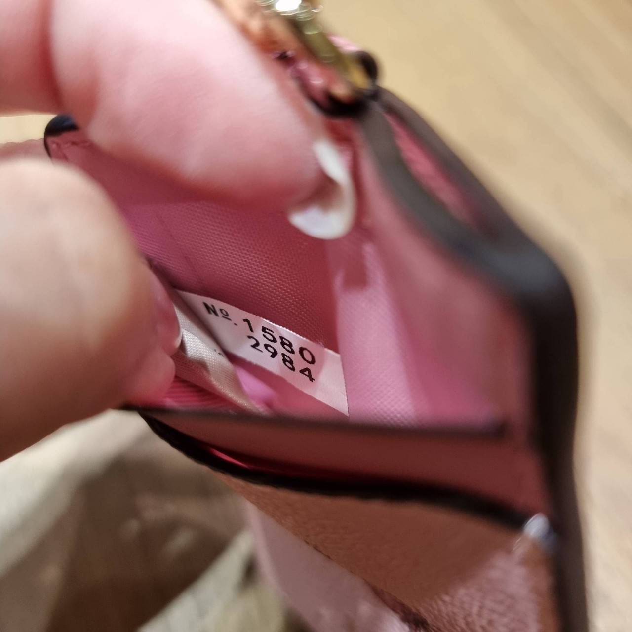 COACH C3305 ID LANYARD IN COLORBLOCK SIGNATURE CANVAS ง่ายๆแบบไม่ธรรมดา!! คลาสสิคแต่มีดีเทลโดดเด่น!! กระเป๋าถนอมบัตร พร้อมสายคล้องคอ ดีไซน์ลวดลายสวย ดูดีทุกแบบ ใช้งานง่าย พกพาสะดวก จะใส่บัตรพนักงาน บัตรเครดิต บัตรปชช. ใบขับขี่ และบัตรอื่นๆที่อยากจะใส่!! ต