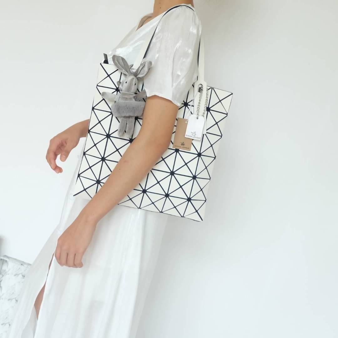 ทรงสุดฮิตจากแบรนด์ David Jones รุ่น Candy color ใบนี้ มาพร้อมกับน้องกระต่าย สีเข้า set กับกระเป๋าคะ กระเป๋า ทรง Tote