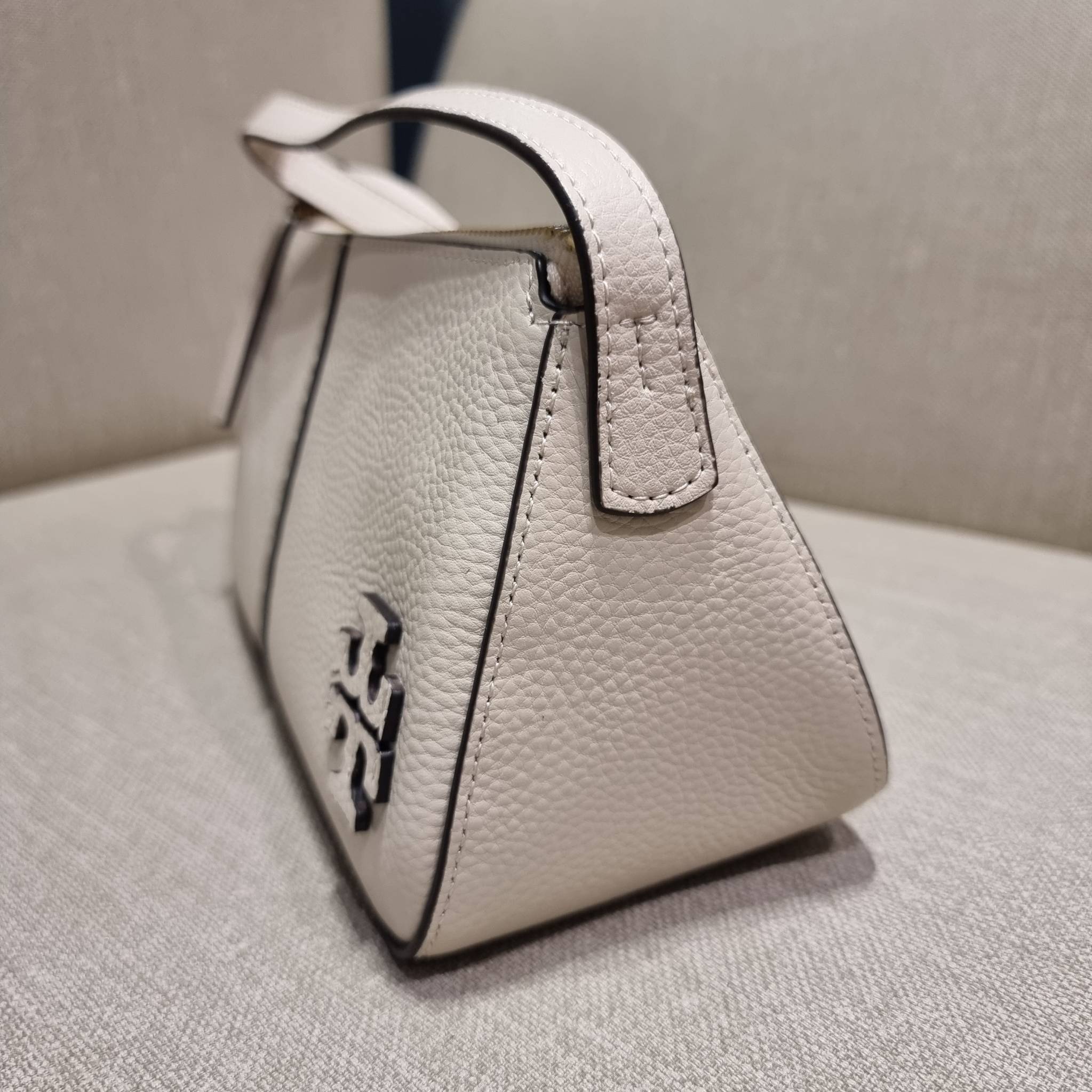 TORY BURCH MCGRAW WEDGE กระเป๋าสะพายไหล่ ทรงสวยไม่ซ้ำ ไม่เกร่อ!! สะดวกใช้งาน ดีไซน์เรียบแต่แฝงความหรู และคลาสสิคในตัว วัสดุหนังลูกวัว สัมผัสดี สวยคม เปิด-ปิดด้วยซิป ภายในเป็นช่องโล่ง มีช่องย่อยเก็บบัตร มาพร้อมสายสะพายในตัว ปรับได้อีกเล็กน้อย ไอเท็มนี้เหมา