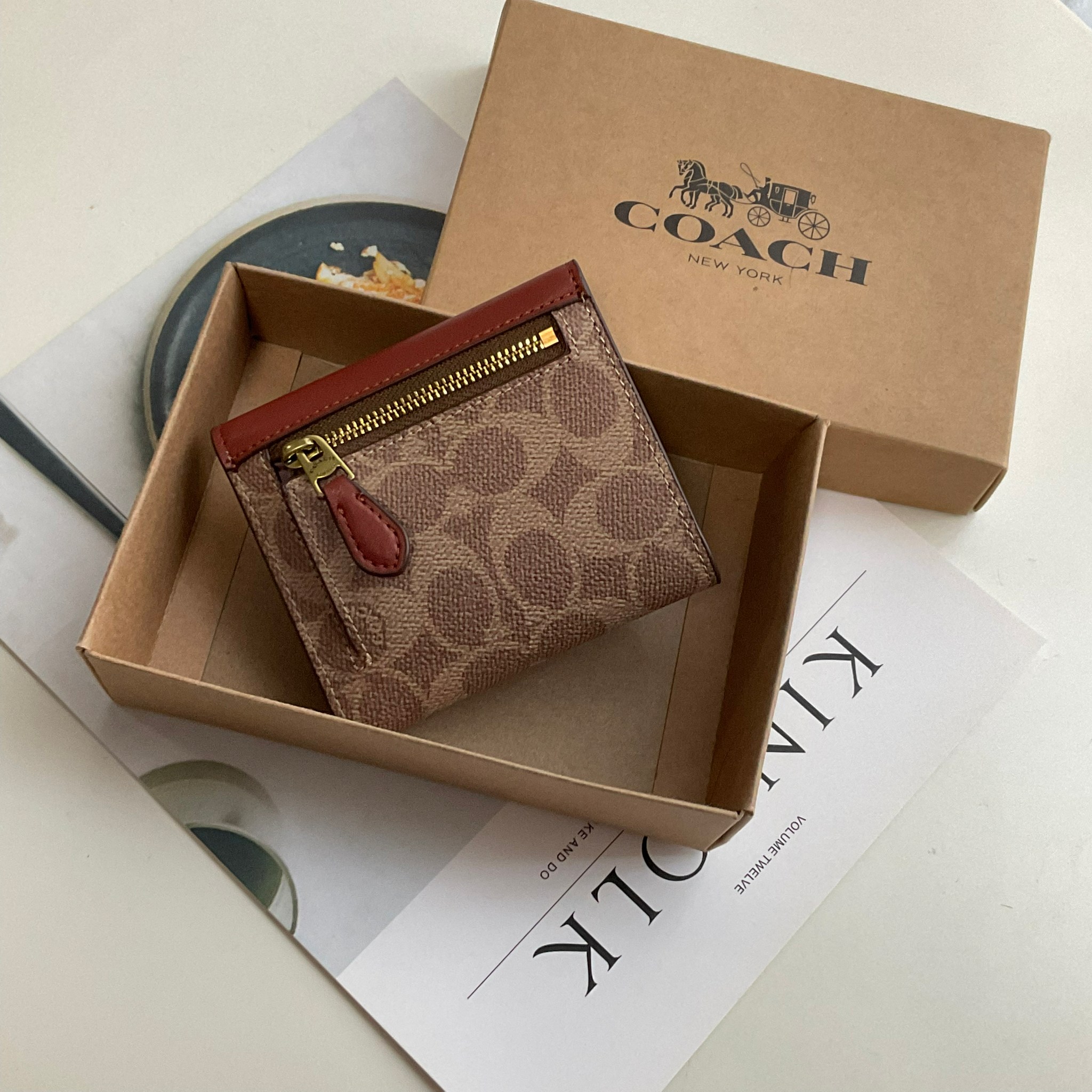 COACH SMALL WALLET IN SIGNATURE CANVAS กระเป๋าสตางค์ใบสั้น แบบพับสองตอน หน้าจดหมาย เปิดปิดด้วยกระดุมปั้มแบรนด์ ด้านในมีช่องใส่บัตรหลายช่อง และช่องใส่ธนบัตร ด้านหลังมีช่องซิปเหรียญอีกหนึ่งช่อง น้ำหนักเบา พกพาสะดวก มีให้เลือกหลายสี ห้ามพลาดค่ะ!