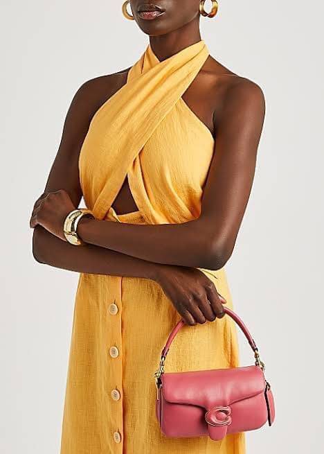 Coach Pillow Tabby Shoulder Bag 18 หนัง nappa หนานิ่ม นุ่มมากๆ รุ่นใหม่ล่าสุดค่ะ! พร้อมโลโก้รุ่นใหม่ด้วยเช่นกัน เพิ่มความหรู ดูดีเข้าไปอีกค่ะ เปิดปิดกระเป๋าแบบกระดุมแมาเหล็ก ภายในมีช่องใส่ของสองช่อง; สามารถใส่กระเป๋าเงินใบสั้นได้;พาสปอร์ตได้;มือถือได้ ค่ะ