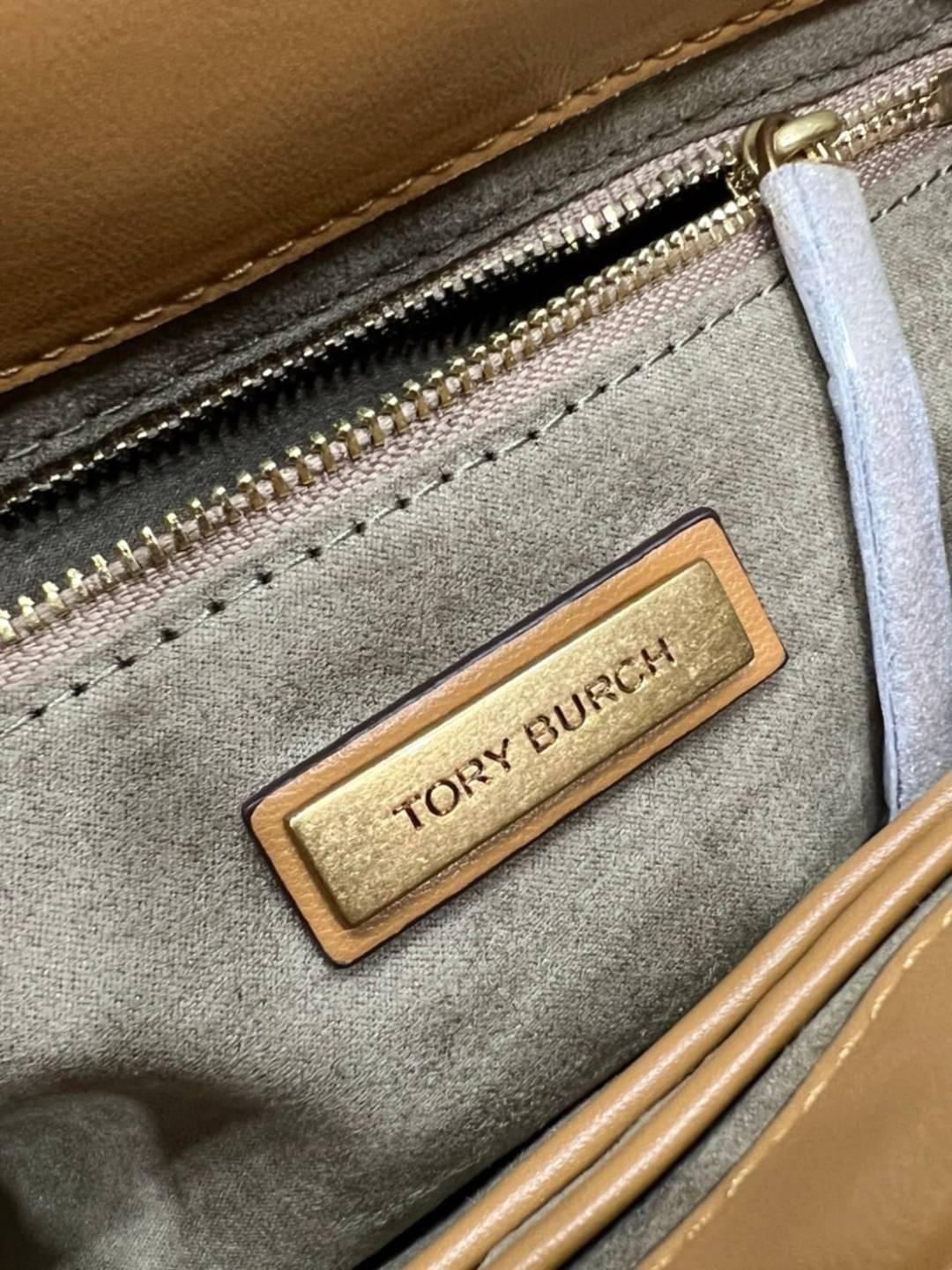 Tory Burch Our Kira shoulder bag with beveled turn-lock hardware พร้อมเสิร์ฟสีคลาสสิค กระเป๋าถือ/สะพาย ทรงสวย สะพายคล่องตัว ดีไซน์เส้นคมสวยหรู สัมผัสดีงาม นิ่มมือ เปิด-ปิดด้วยอะไหล่บิดล็อค ภายในเป็นช่องโล่ง สะพายไปไหนก็สะดวก แนะนำสวยก่อนใครได้ที่นี่ จัดไป
