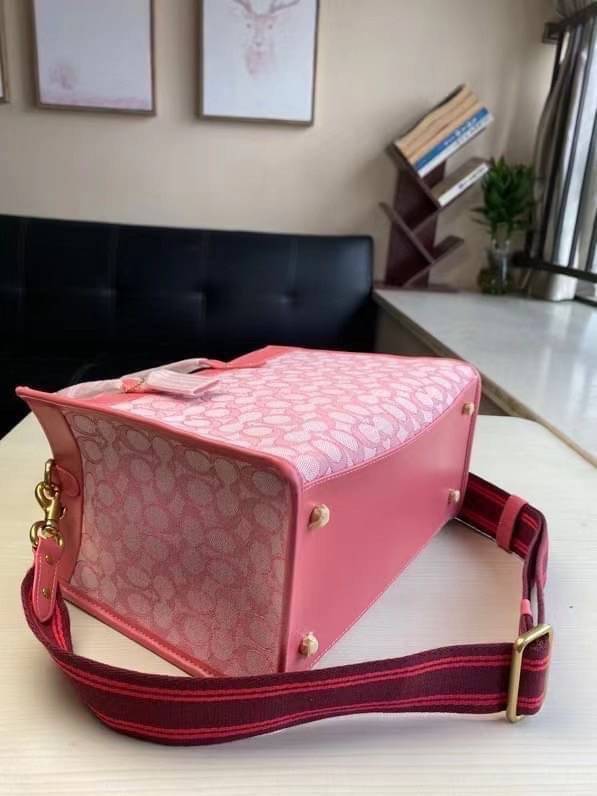 Coach Field Tote 30 In Signature Jacquard พร้อมส่งที่ไทย