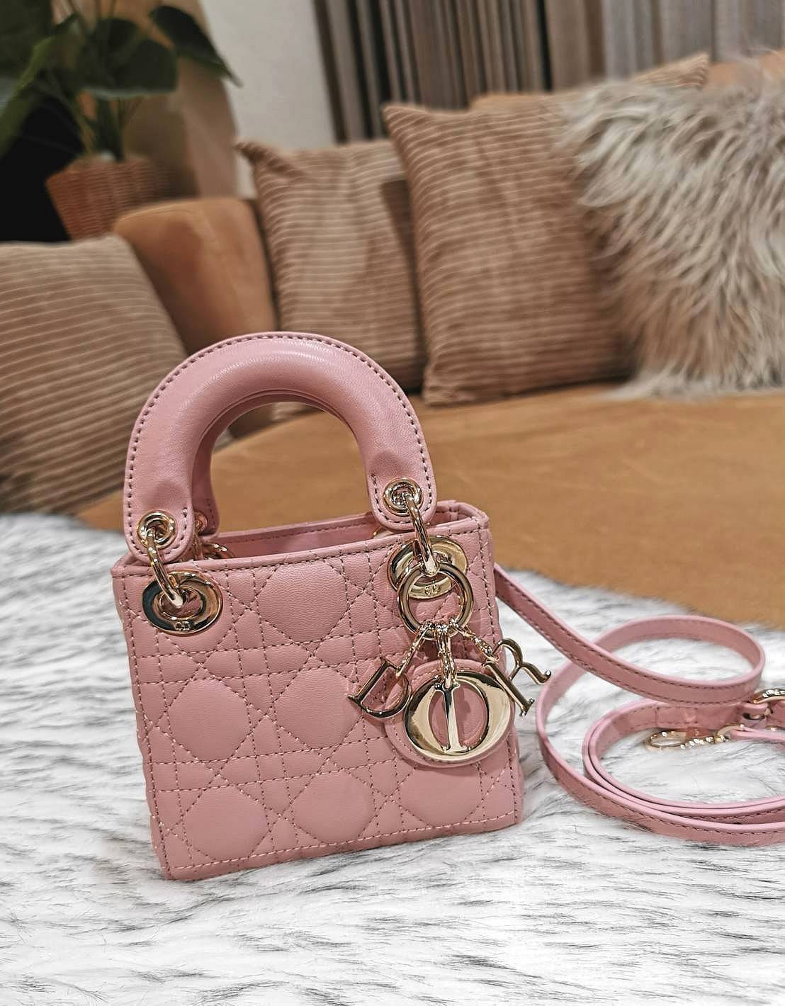VIP 】CHRISTIAN DIOR MINI BAG VIP GIFT วัสดุหนังแท้ Calfskin ทรงเหลี่ยมหนังสวยหรูอยู่ทรงขึ้นลายเอกลักษณ์แบรนด์ ประดับTAGห้อยโลโก้แบรนด์อะไหล่ทองด้านหน้า เปิดปิดด้วยฝาปิด ภายในโล่งมีโลโก้สามารถใส่มือถือของจุกจิกได้ หูจับถนัดมือ สายสะพายหนังยาวถอดได้ปรับระดั