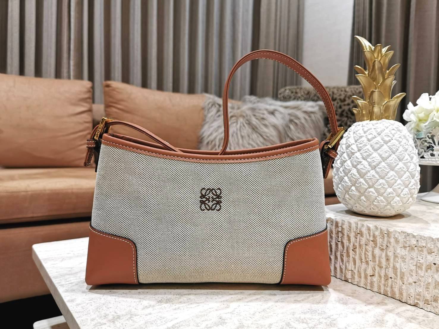 LOEWE SHOULDER BAG VIP GIFT WITH PURCHASE (GWP) พรีเมี่ยมกิ๊ฟ Limited จาก LOEWE PERFUME DUTYFREE COUNTER รุ่นใหม่วัสดุ Canvas Fabric ผสมผสานหนังแท้ CalfSkin ดีไซน์และโทนสีลงตัวสุดคลาสสิค เปิดปิดด้วยซิปแบรนด์อะไหล่ทอง ภายในโล่งกว้างซับในผ้าฝ้ายลายก้างปลาคง