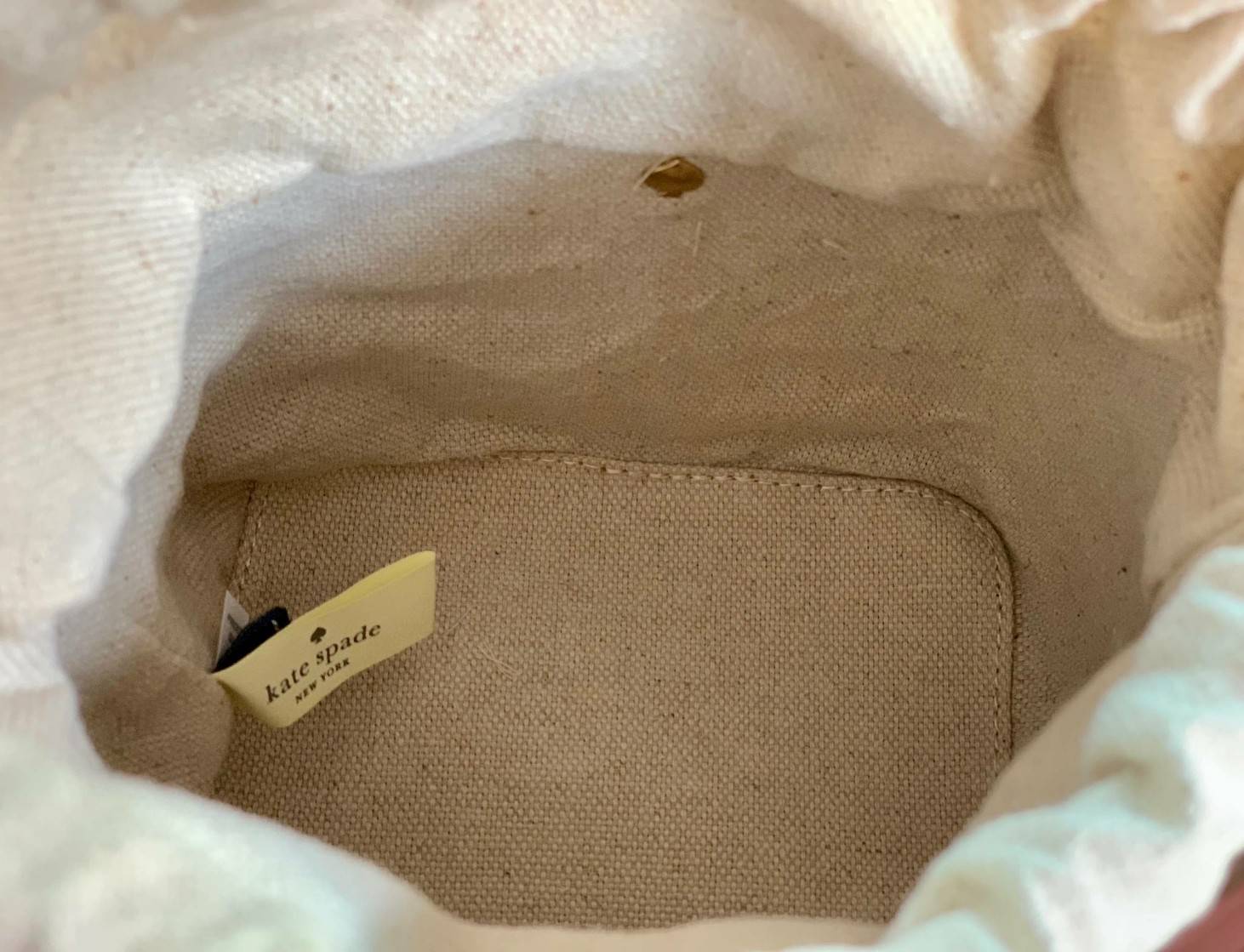 Kate spade new york Flamingo Pippa Bucket Bag 🍭รุ่นแนะนำ ราคานี้หายากแล้วจร้าา กระเป๋าหิ้วหรือสะพายข้างได้ ทรงถัง วัสดุหนังแกะแท้ สัมผัสหนังนิ่มมือดีมากๆค่ะ ด้านหน้าแต่งรูป Flamingo ดูเก๋มากๆค่ะ มีอะไหล่แบรนด์ ปากกระเป๋าแบบหูรูด ภายในกระเป๋าโล่ง ใ