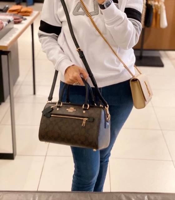 COACH F83607 ROWAN SATCHEL IN SIGNATURE CANVAS กระเป๋าทรงหมอนยอดฮิต คลาสสิคใช้งานได้ไม่มีเบื่อ มาครบสีขายดี ด้วยรูปทรงสวยงาม และใช้งานได้อย่างกระฉับกระเฉง วัสดุหนังแคนวาสเคลือบลาย ทนทาน ภายในโล่งกว้าง มีช่องซิปและแบ่งสัดส่วนได้ลงตัว บอกเลยว่าสาวๆพลาดไม่ได
