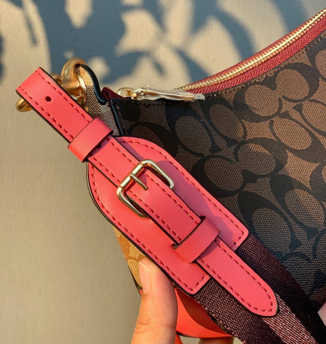 สีเข้าใหม่ สวยมากจริงค่ะ!! COACH JES BAGETTE IN BLOCKED SIGNAATURE ((C6825)) 📌พร้อมส่งที่ไทย สินค้าเข้าใหม่ลาสุดค่ะ! กระเป๋าสะพายครอสบอดี้ร์ หนังแท้ น้ำหนักเบา ทรงสวย 🔺ตัวกระเป๋าเป็นหนังลายC สลับสีได้ลงตัวสวยงาม โดดเด่น น่าใช้มากๆค่ะ!