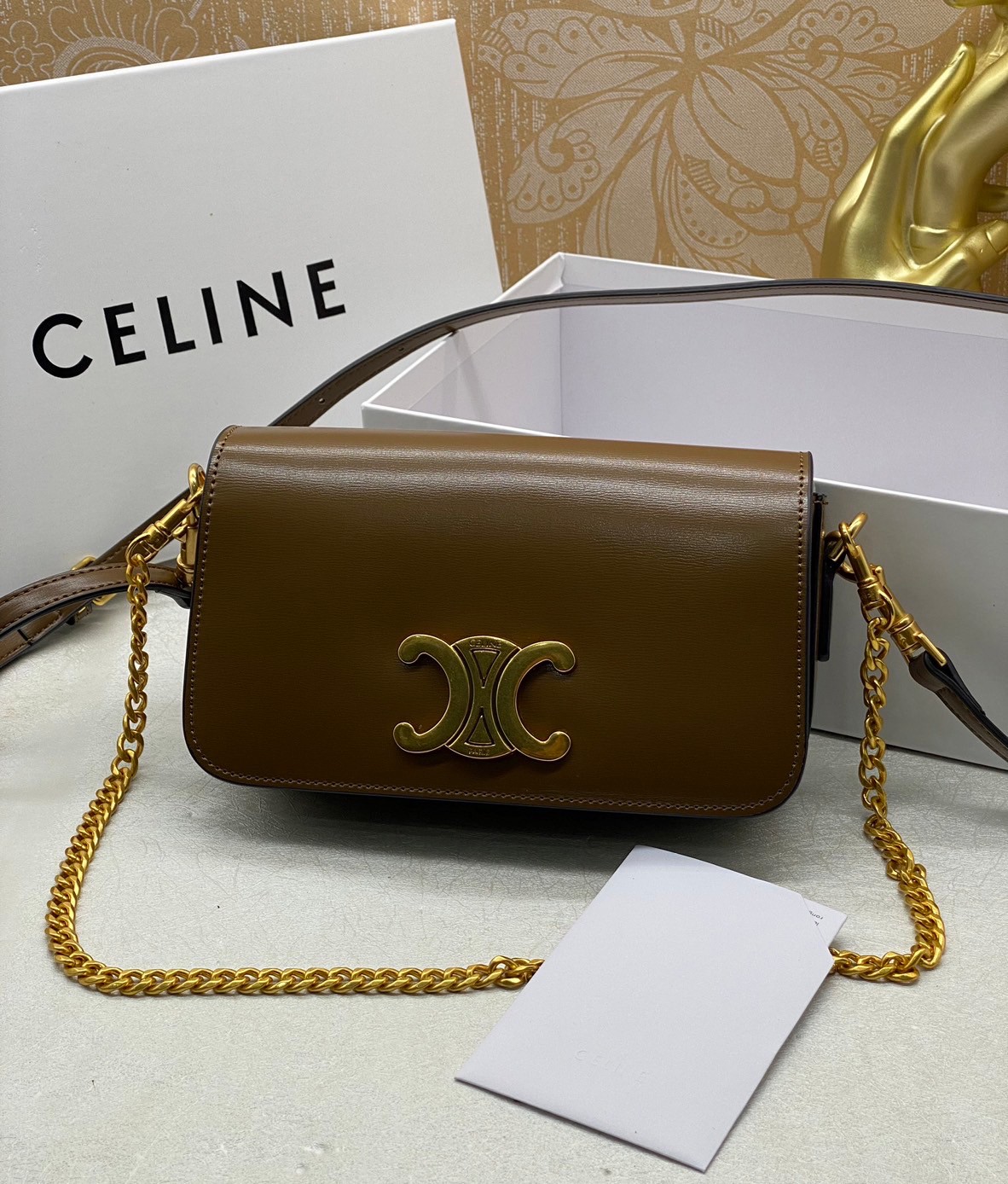 20cm CELINE SHOULDER BAG TRAPEZE IN SHINY CALFSKIN / CELINE POCHETTE BAG / CELINE TRIOMPHE BAG small รุ่นใหม่ล่าสุด ไม่มีไม่ได้เลยกับไอเท็มสุดคลาสสิค กระเป๋าสะพาย ทรงพอชสวยอยู่ทรง ดูดี ดูแพง สายถอดได้ ใช้งานสะดวก