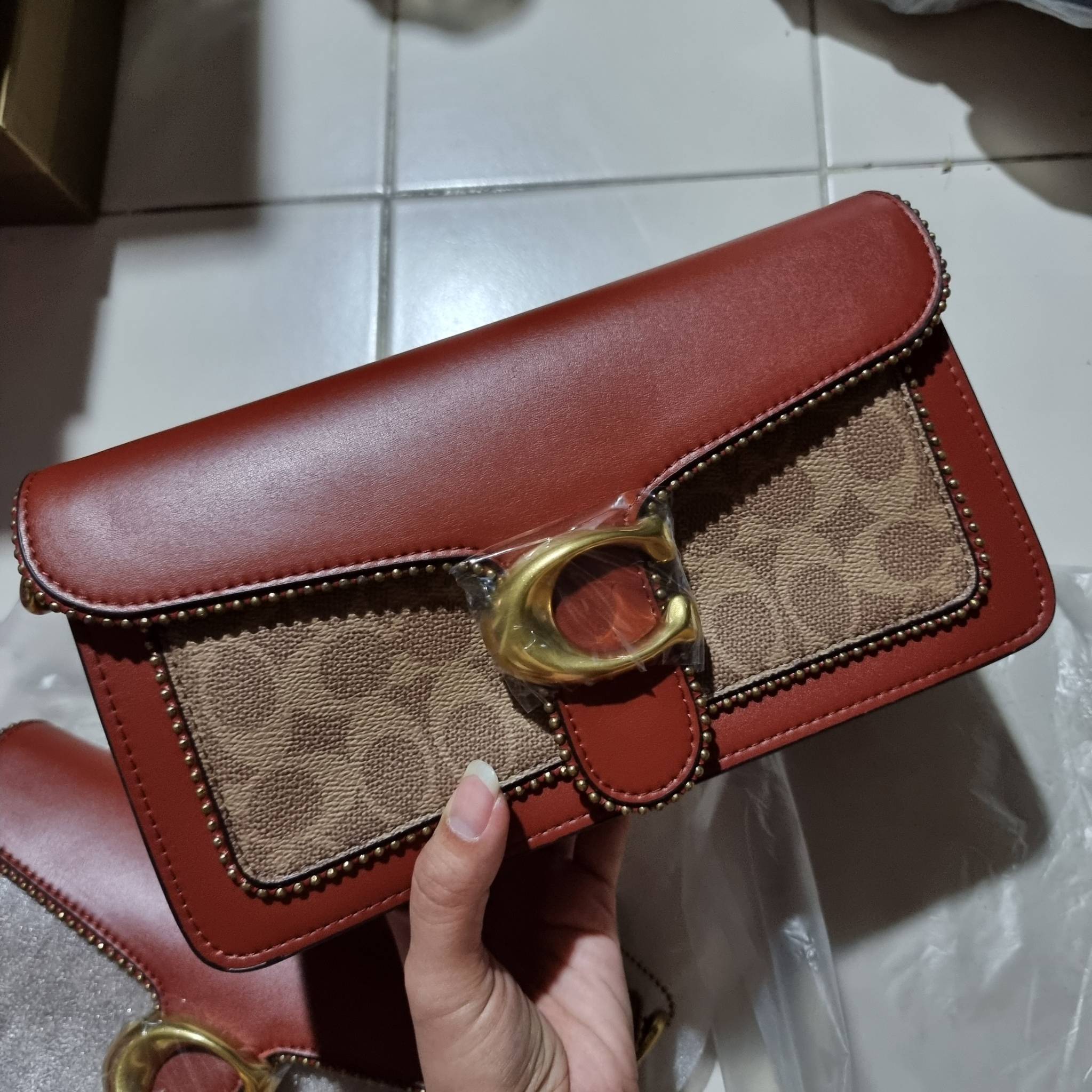 COACH TABBY SHOULDER BAG 26 IN SIGNATURE CANVAS WITH BEADCHAIN (6793,91215) กระเป๋าสะพายไหล่ ดีไซน์วินเทจย้อนยุค สวยคมชัด คลาสสิคใช้ได้ทุกลุค วัสดุหนังแท้สลับหนังแคนวาสเคลือบลาย เปิด-ปิดด้วยแม่เหล็กในตัว รับรองแน่นหนา ด้านหลังมีช่องแยก ภายในเป็นช่องโล่ง ข