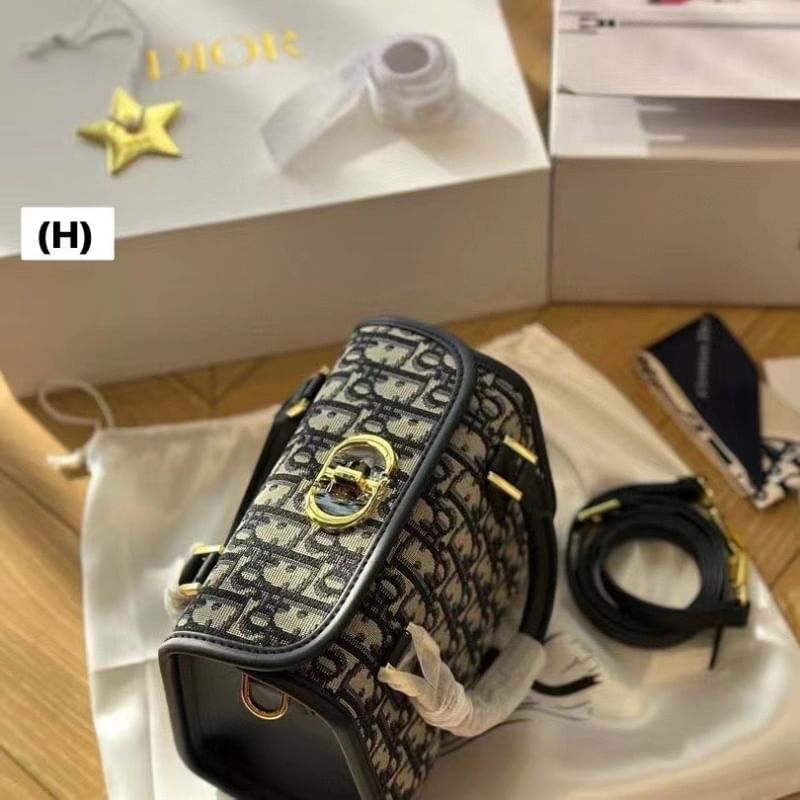 DIOR SMALL BOSTON BAG Blue Oblique Embroidery กระเป๋าสะพายทรงกล่องบอสตัน New for Winter 2023 คอลผู้ดี สวยหรู ตอบโจทย์และแมทช์ได้กับทุกลุคทุกสไตล์