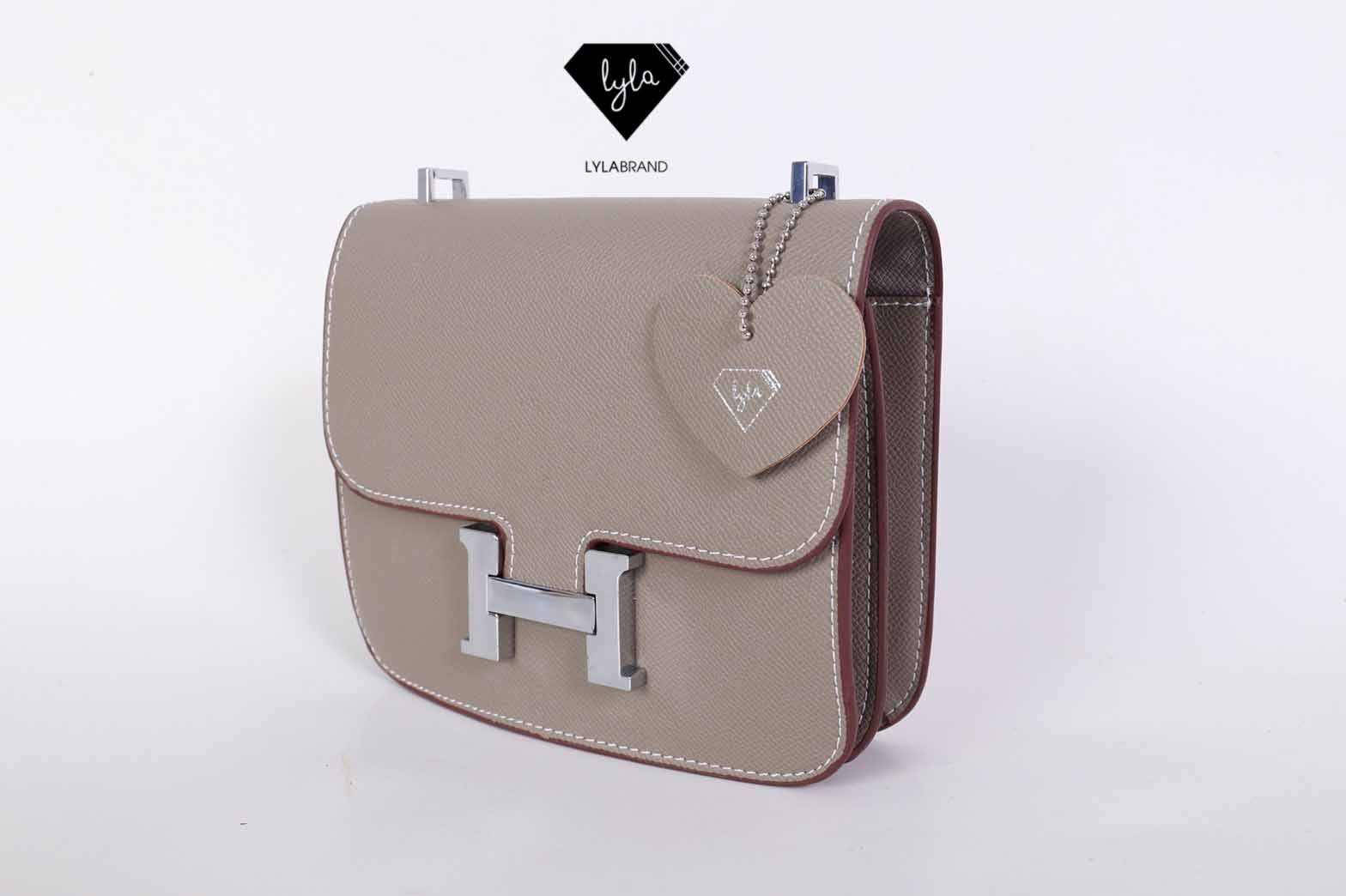 LYLABRAND🔔 Constance ไซต์ 18 สุดฮอต รุ่นนี้หนัง Epsom , PU top premium นะคะ หนังดีเลอค่าน่าสอยมากกก บอกคำเดียวเลยว่าเด็ดสุด !! เหมือนหนังแท้เบอสุดค่ะคูณผู้หญิง ลูกค้าเก่าน่าจะทราบกันดีอยู่แล้วว่าคุณภาพของร้านนี้ต้องมาเป็นอันดับหนึ่งเท่านั้น อิอิ ม