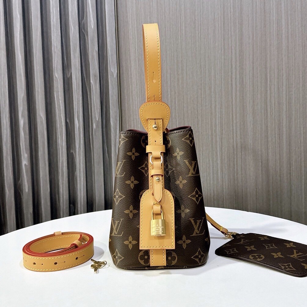 LV All In BB bag Monogram Canvas กระเป๋าทรงบัคเก็ต สุดไอคอนิกยกระดับความหรูหรา ปรับทรงใช้งานได้ 2 แบบ คุ้มแบบไม่มีเบื่อ มาพร้อมใบลูกเข้าเซ็ทแยกใช้งานได้