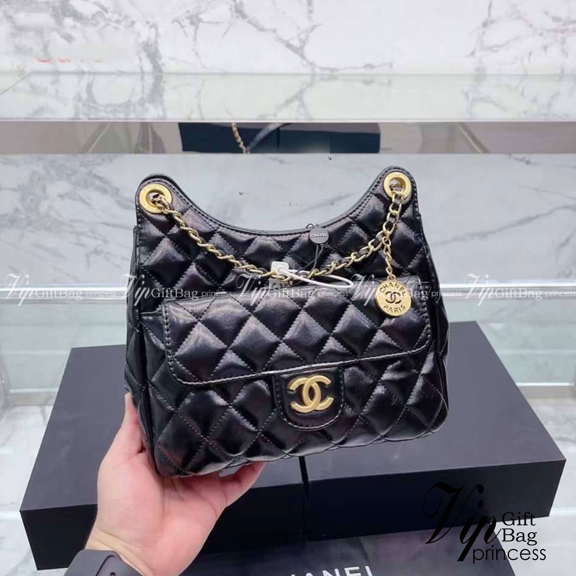 CHANEL SMALL HOBO BAG ใหม่ล่าสุดก่อนใคร กับคอลใหม่ลุคลูกคุณยอดฮิต Shiny Crumpled Calfskin & Gold-Tone Metal ตอบโจทย์ได้ทุกลุค ทุกไลฟ์สไตล์ ใช้งานได้ง่ายคล่องตัว กับกระเป๋าสะพายข้าง ปรับเปลี่ยนการใช้งานได้หลากหลาย ภายในเป็นช่องโล่ง สะพายไปเที่ยว ทำงาน ออกเ