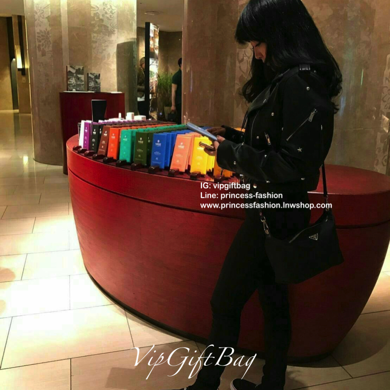 Best Seller ~~ งานพรีเมี่ยมกิ้ฟ จากเคาเตอร์ต่างประเทศ จากแบรนด์ PRADA เป็นกระเป๋า เครื่องสำอางค์ แต่มีสายสะพายยาวให้ 2 สาย เป็นแบบคล้องแขน และสะพายข้างลำตัว ใช้เป็น shoulder bag ได้เลยค่า หรือ ถือลำลองสวยๆ ก้อเลิศค่ะ คุ้มมากค่ะ ภายในมีช่องแบ่งเก็บของอย่าง