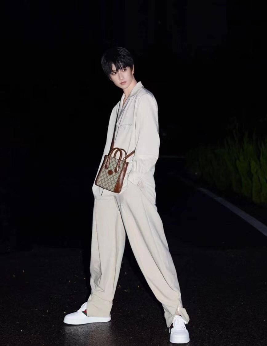 Gucci mini Tote กระเป๋าสะพายข้าง Premiumgift วัสดุหนังแท้ ด้านในโล่ง ใส่กระเป๋าตังค์ ใส่โทรศัพท์ Iphone+ ได้ สายยาวปรับระดับได้ Crossbody ได้ น้ำหนักเบา มาพร้อมกล่องและลิปบิ้นแบรนด์ สวยหรูดูแพง จะซื้อใช้เองหรือเป็นของขวัญก็เหมาะ ได้ไปไม่ผิดหวังค่ะ ไอเท็มน