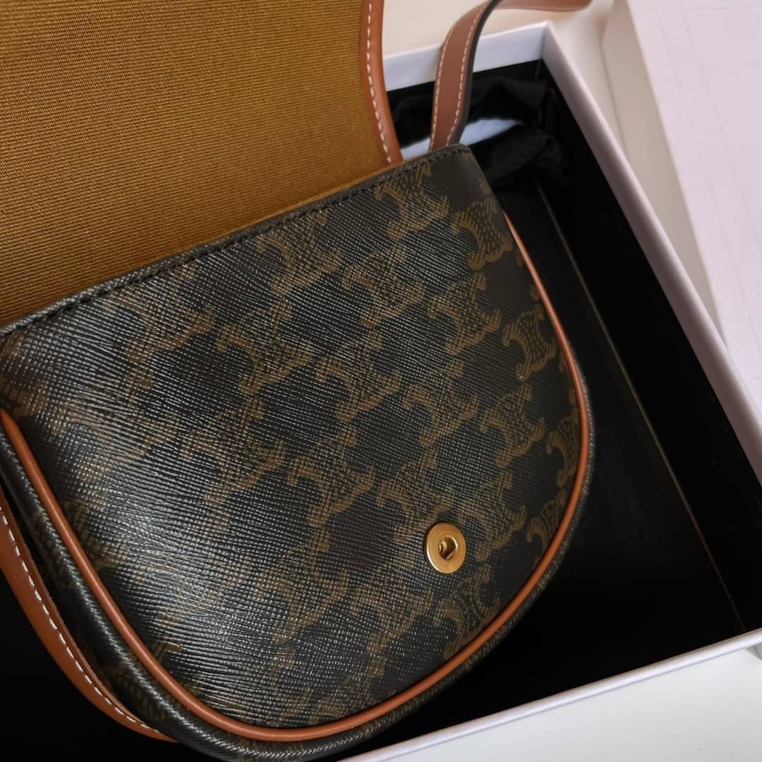 หนังแท้ CELINE MINI BESACE IN TRIOMPHE CANVAS AND CALFSKIN พร้อมส่งที่ไทย เกรดเทพออริจินอล รุ่นหนังดีสุดกระทบแสงขึ้นเงา พิมพ์ลายคมชัด กระเป๋าทรงครอสบอดี้ ลายโมโนแกรมวินเทจ รุ่นที่ดาราเกาหลีใช้กันเยอะมาก และเป็นอีกหนึ่งใบที่ครองใจสาวๆ ทั้งในไทยและเทศ วัสดุ