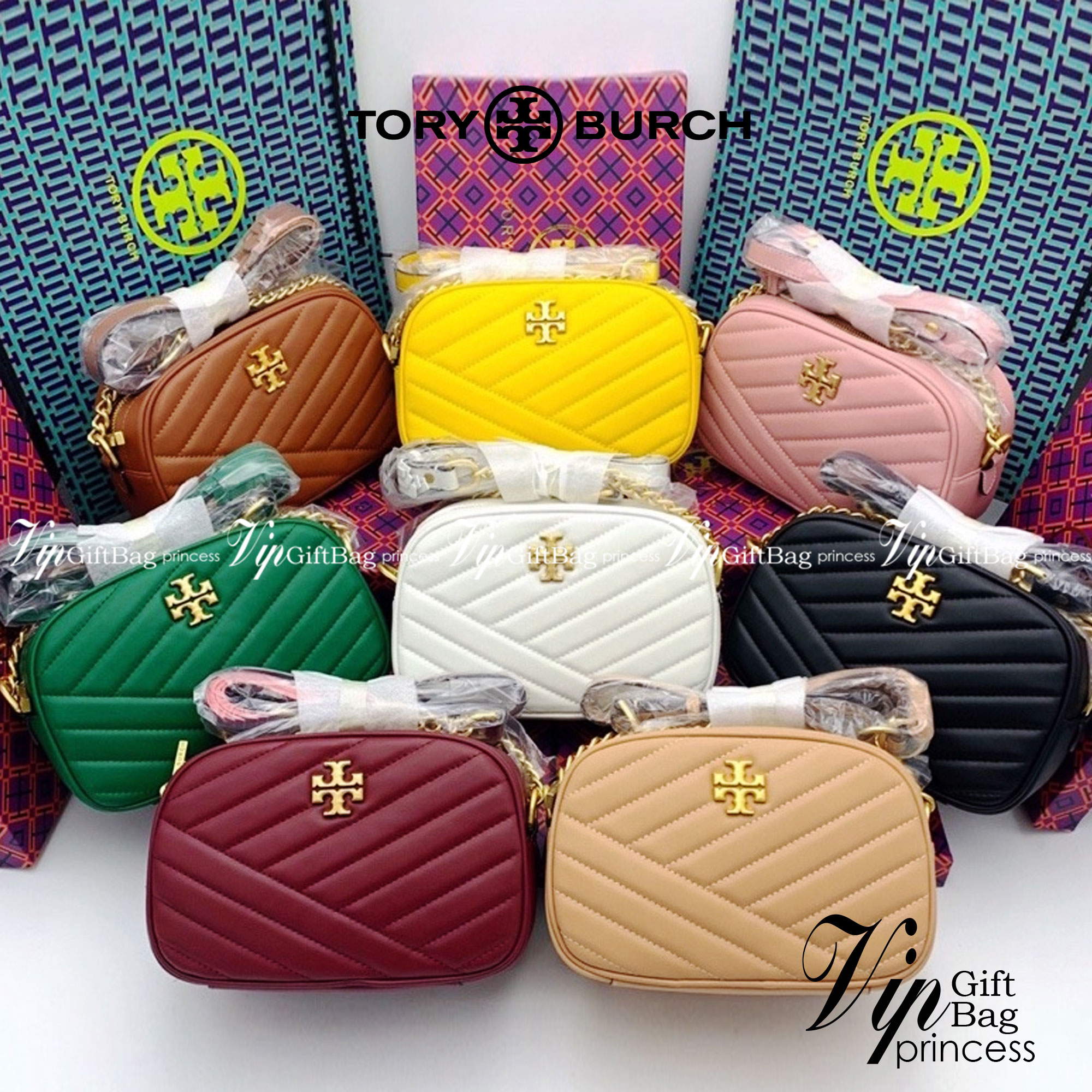 Tory Burch Kira Chevron Small Camera Bag กระเป๋าสะพายทรงกล่อง ซิปบน อะไหล่ทอง สายสะพายยาวแบบครอสบอดี้ งานสวยปั๊มทุกจุดเป๊ะทุกมุม เปิด - ปิดกระเป๋าด้วยซิป ด้านในโล่ง มีช่องซิป 1 ช่อง มาพร้อมสายสะพายยาว ปรับระดับได้ค่ะ