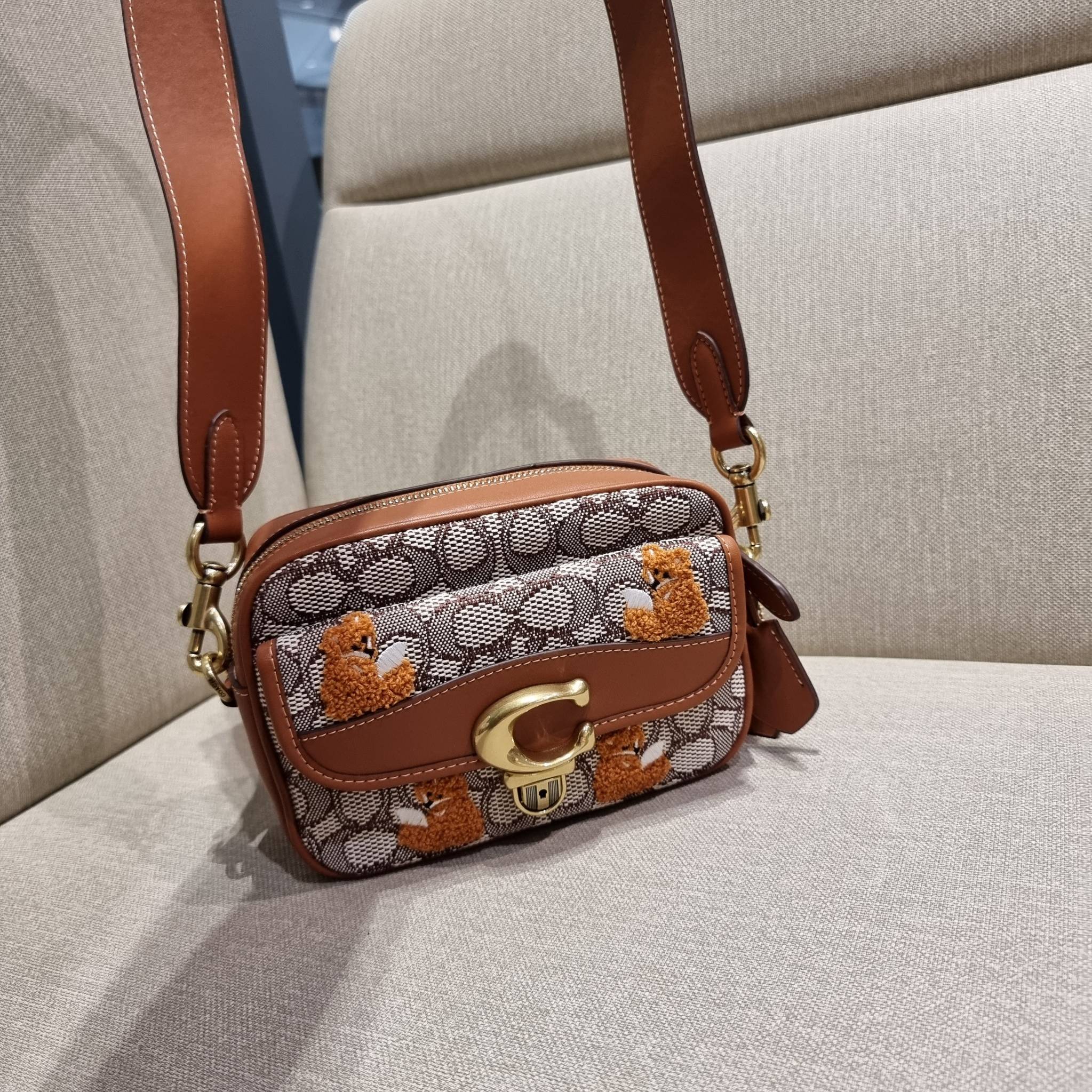 COACH C7764 STUDIO CAMERA BAG 19 IN SIGNATURE TEXTILE JACQUARD WITH CREATURES น้องเล็กใหม่สุดอีกหนึ่ง!! ขนาดเล็กกะทัดรัด มาแบบเลิศๆหรูๆมากแม่ พร้อมเทกเจอร์สุดคิ้วท์!! กระเป๋าสะพายข้างลุคไฮน์ ที่ดีไซน์ออกมาได้ปัง และดูแพงมากๆ ด้วยดีเทลคลาสสิคผสานความเป็นเอ