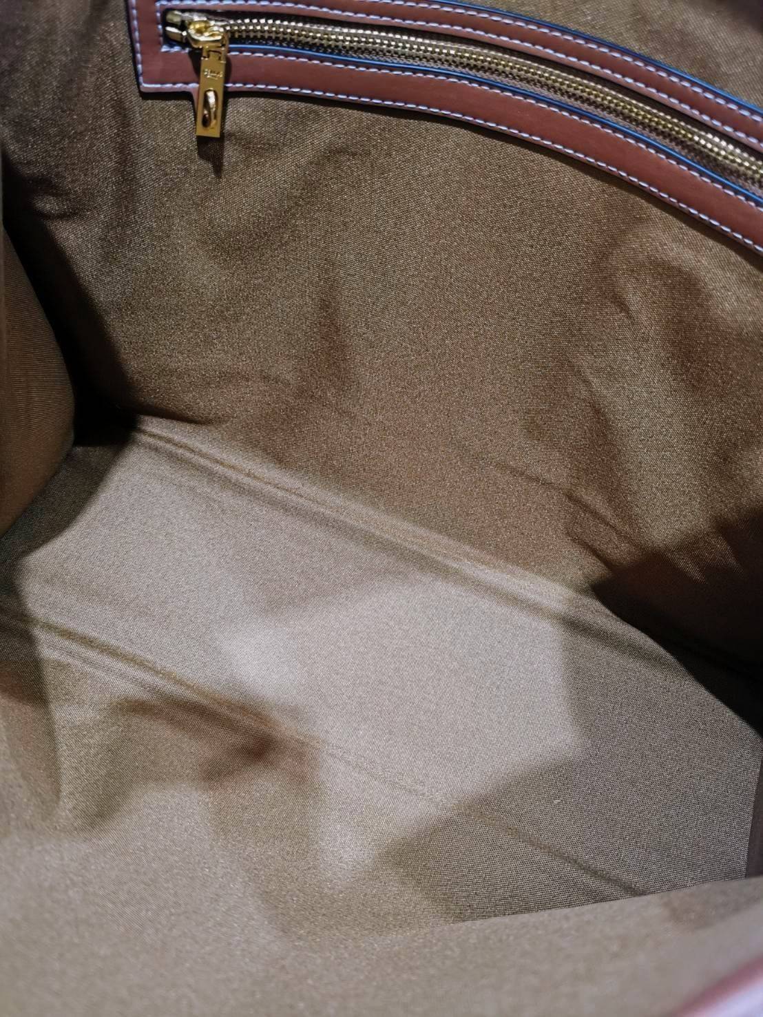 VIP 】CELINE LARGE TOTE BAG VIP GIFT WITH PURCHASE (GWP) กระเป๋าพรีเมี่ยมกิ๊ฟ Limited จาก CELINE HAUTE PARFUME DUTYFREE COUNTER วัสดุ TRIOMPHE CANVAS หนังแท้สวยอยู่ทรงดีไซน์หรูคลาสสิค มาพร้อมTAGสายหนังห้อยกุญแจทอง ภายในโล่งกว้างมีช่องซิป หัวซิปแบรนด์ สามาร