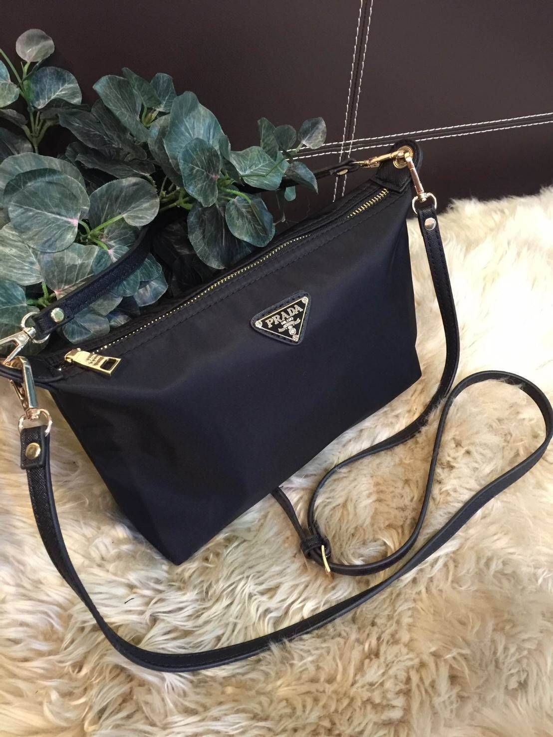 PRADA NYLON MINI SHOULDER BAG กระเป๋าสะพายทรงคลัชพรีเมี่ยมกิ้ฟจากเคาน์เตอร์ต่างประเทศรุ่น Limited edition ที่ฮ๊อตสุดๆวัสดุเป็น Nylon เนื้อหนาคุณภาพดีตามแบบฉบับของแบรนด์ ขนาดมินิกำลังดีน้ำหนักเบา ด้านหน้าประดับโลโก้แบรนด์อะไหล่ทองหรู ภายในมีช่องซิปและช่องใ