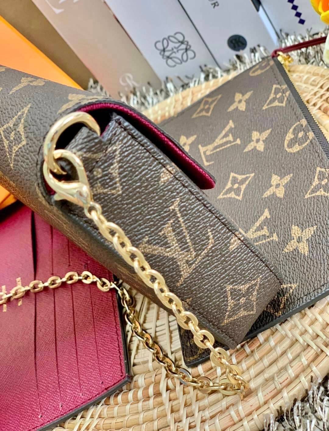 เน้นใช้งานได้จริงในชีวิตประจำวันค่ะ Louis vuitton felicie pochette พร้อมส่ง ซื้อ1ได้ถึง3!! มีไม่มาก หมดแล้วหมดเลยจ้าา! Premium gift จาก LV กระเป๋าสะพายข้างหรือถือแบบคลัทออกงาน หนังแกะแท้สวยงามค่ะ เปิดปิดกระเป๋าแบบกระดุม ภายในสามารถใส่มือถือได้ทุกรุ่น;พาสป