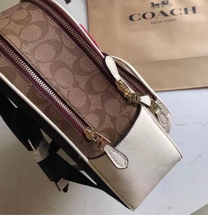 Coach X Peanuts Court Backpack In Signature Canvas With Varsity Patches เป้รุ่นลิมิเต็ดสุดหายาก!! คิ้วท์ๆ น่ารักน่าใช้มากๆ ด้วยดีไซน์ที่โดดเด่น 🎒💓 วัสดุหนังแคนวาสคุณภาพดี มีช่องซิปแยกให้หลายช่อง สายสะพายปรับได้ตามถนัด รุ่นนี้ขับผิวดีมากๆ ถ