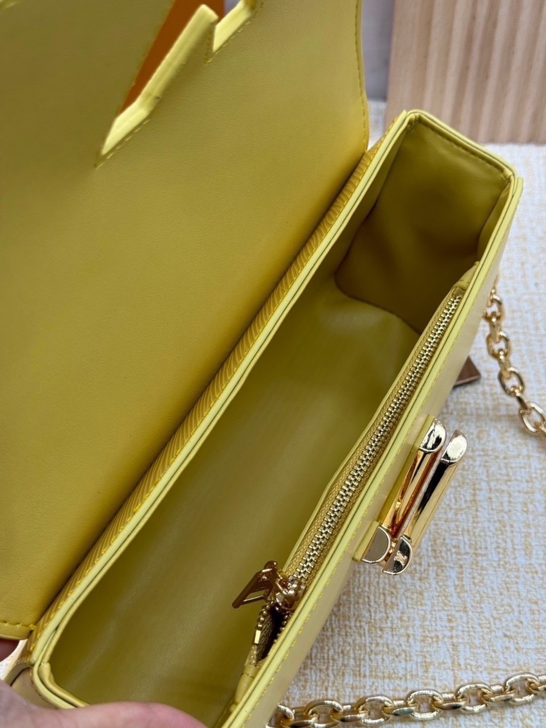 ORI หนังแท้ | LV Twist West Bag กระเป๋าสะพายหนัง Epi ลายเกรน สุดคลาสสิกมาดีไซน์ใหม่ในรูปทรงยาวเผยลุคมีระดับเหนือกาลเวลา ความหรูหราเข้ากับสตรีตสไตล์