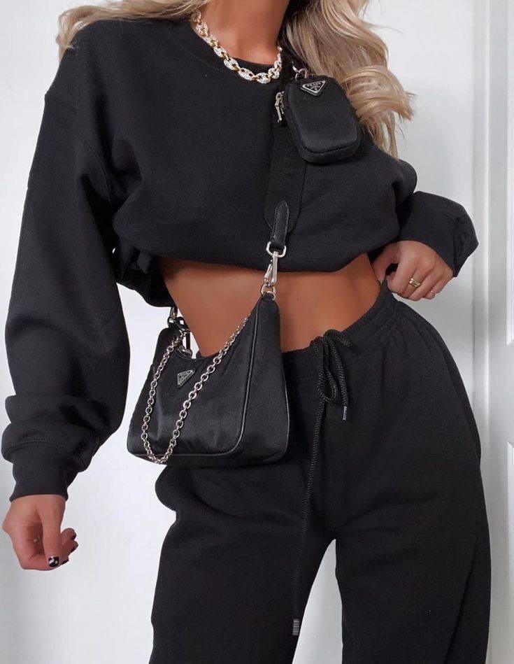 Prada Re-Edition 2005 Re-Nylon bag ใบเดียวคุ้มมากค่ะ อุปกรณ์ ครบชุด **ซื้อ1ได้ถึง3ไอเท็ม ทั้งสายยาว และกระเป๋าใส่เหรียญ และป้ายแท็คหนัง อย่างดี **อะไหล่ปั้มแบรนด์แท้ทุกจุด วัสดุทำจากผ้า Nylon อย่างดี กันน้ำได้ อยู่ทรงสวย สามารถใส่กระเป๋าตังค์ใบกลางได้ ถอด