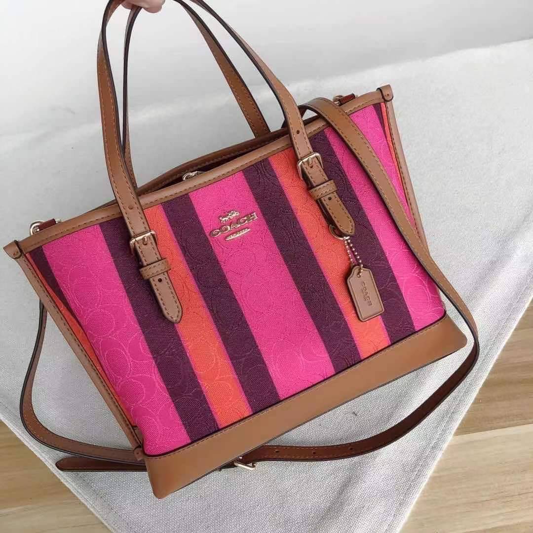 COACH C4086 MOLLIE TOTE 25 IN SIGNATURE JACQUARD WITH STRIPES แจกความสดใสด้วยลุคคัลเลอร์ฟูล กระเป๋าทรงโท้ท มินิไซส์ ตกแต่งลายเอกลักษณ์ถักทออยู่บนผ้า jacquard ตัดกับลายเส้นสีสันสวยงาม ลงตัวไม่ซ้ำใคร ภายในเป็นช่องโล่ง มีช่องซิปกลางใส่ของได้ ขนาดกำลังดีแบบใส