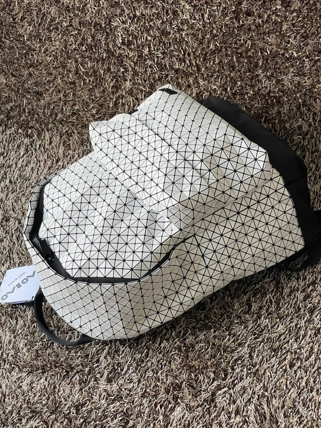 Bao Bao Issey Miyake Daypack geometric backpack กระเป๋าเป้ทรงคลาสสิก รองรับน้ำหนักได้ดี เหมาะกับการเดินทาง เป้สะพายหลังรุ่น Daypack One-Tone Backpack มาในรูปทรงกระเป๋าเป้สุดคลาสสิก โดดเด่นด้วยการออกแบบที่เป็นเอกลักษณ์ วัสดุสามเหลี่ยมขนาดเล็กพิเศษ ได้กลิ่น
