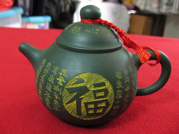 สินค้าหมดค่ะ กาน้ำชาตัวหนังสือจีนปั้นด้วยมือ(ทำจากดินจื่อซา)สีเขียวค่ะ