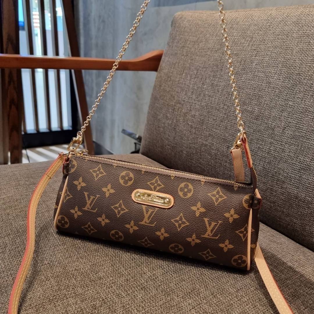 LV CROSSBODY CLUTCH BAG WITH CHAIN / LV Eva Clutch Crossbody Bag กระเป๋าสะพายวีไอพีพรีเมี่ยม วัสดุหนังแคนวาสคุณภาพ โลโก้เพลทอะไหล่ทอง คมชัด หรูหรา เปิด-ปิดกระเป๋าด้วยซิป ภายในเป็นช่องโล่ง ใส่ของใช้สำคัญได้สบายๆ มือถือ พาวเวอร์แบงค์ เครื่องสำอางค์ ของจุกจิ