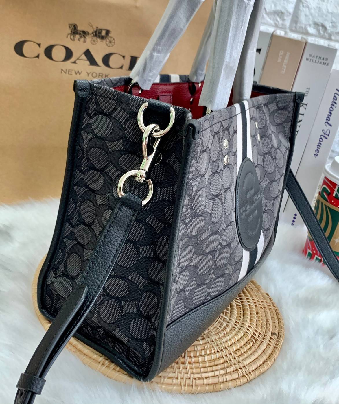 พร้อมส่ง 4ลาย 🌈ไม่มีในช๊อปไทยจร้าา😘 COACH DEMPSEY CARRYALL IN SIGNATURE JACQUARD WITH STRIPE AND COACH PATCH (C2826,C1527,C4113) พร้อมส่งความสวย! คุณภาพจัดเต็มค่ะ กระเป๋าทรงTote วัสดุ Jackquard+หนังแท้ ได้ลงตัวสวยงาม ด้านหน้ามีโลโก้แบรนด์ว
