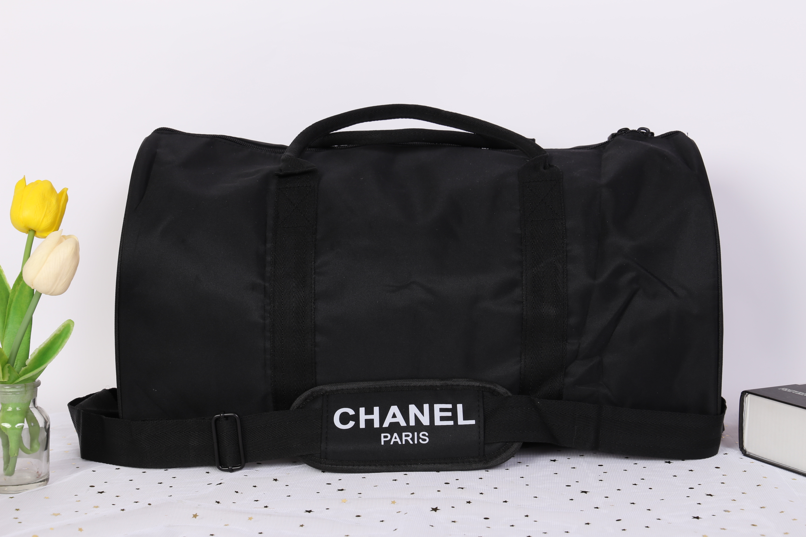 Best Seller ♡♡💃💃 กับทรง travel & fitness bag กับ Chanel VIP Gift Bag Travel Bag Gym Duffel Weekend จากงานพรีเมี่ยมกิ้ฟแบรนด์หรูอย่าง Chanel ของแท้100% ตัวกระเป๋าเป็นผ้า Oxford หนาอย่างดี **ปักโลโก้แบรนด์ดำสุดคลาสสิค เปิดปิดด้