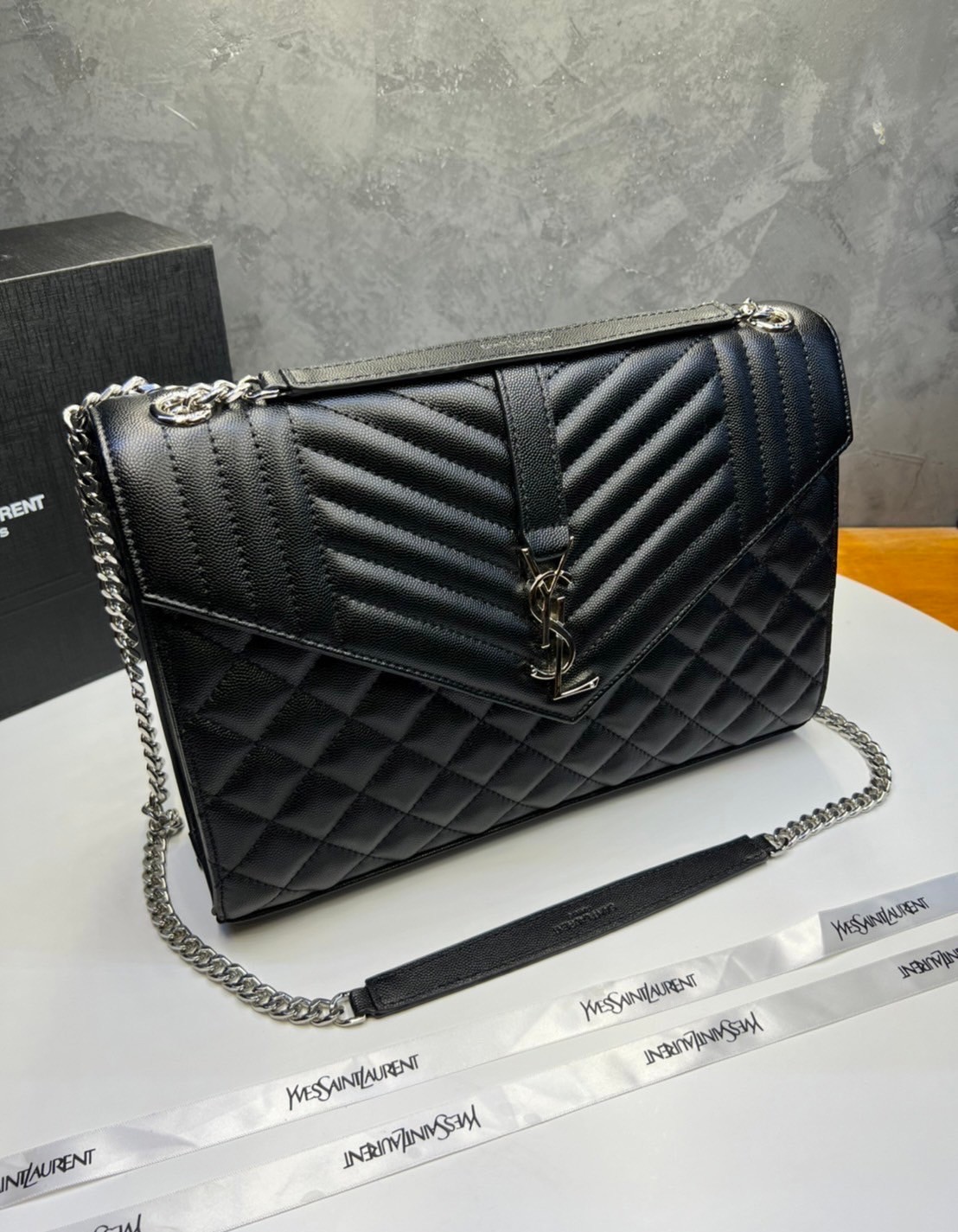 หนังแท้ YSL Saint Laurent Large Cassandra quilted shoulder bag กระเป๋าสะพายใบใหญ่ ดีไซน์ทรงสวยหรู ตอบโจทย์ได้ทุกสไตล์ ภาพสินค้าถ่ายจากงานขายจริง ใช้งานต่างประเทศได้