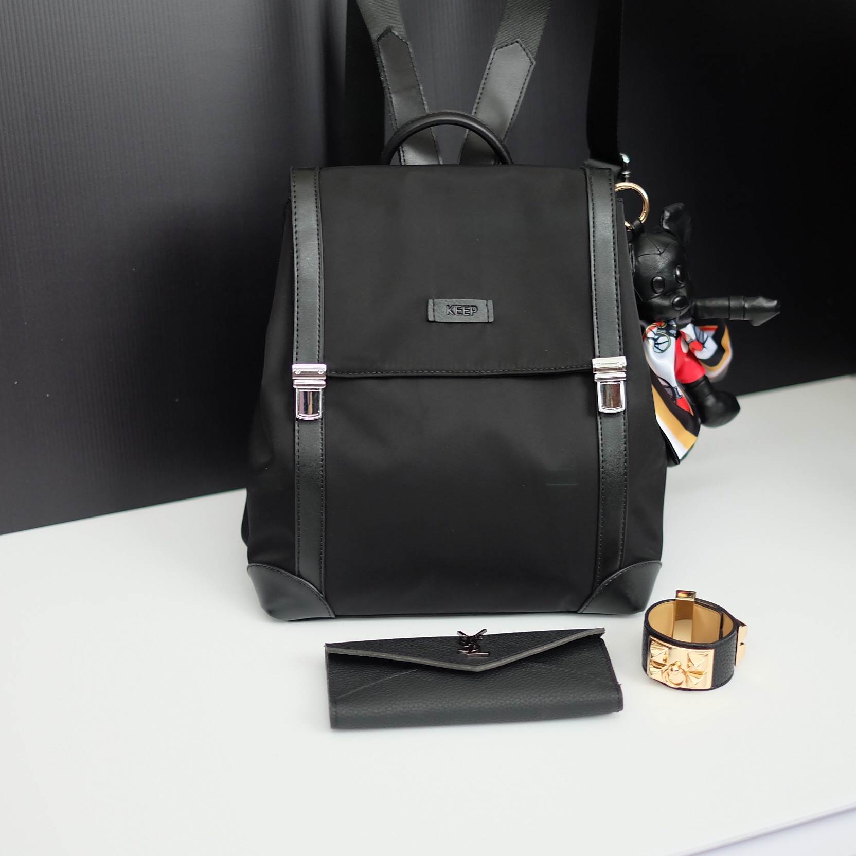 รุ่นใหม่ล่าสุดเลยห้ามพลาดน๊า !!! สาวๆ ที่กำลังหากระเป๋าเป้ เบาๆ ดีไซด์เก๋ๆ ปรับใช้ได้ 2 ทรงเลยคะ 👄 =>> ตัวกระเป๋า เป็นผ้าไนล่อนนาโน เนื้อหนาทนทานกันน้ำได้ แถมหูจับกระเป๋า และตัวหนังต่างๆ ทำจากหนังแท้ทนทานมาคะ =>> น้ำหนักเบา จุเยอะ ดีไซ