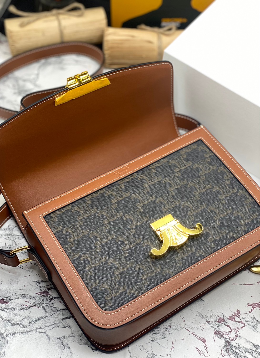 หนังแท้ CELINE MEDIUM TRIOMPHE BAG IN TRIOMPHE CANVAS AND CALFSKIN / CELINE TEEN สาวๆที่กำลังมองหากระเป๋าน่ารักเอาไว้ใช้ในวันสบาย ๆ แต่ไม่รู้เลือกกระเป๋า Celine รุ่นไหนดี แนะนำรุ่นนี้เลยคะ เป็นกระเป๋าสะพายข้างขนาดกำลังดี สวยแบบคลาสสิก หรูหราด้วยแคนวาสเคลื