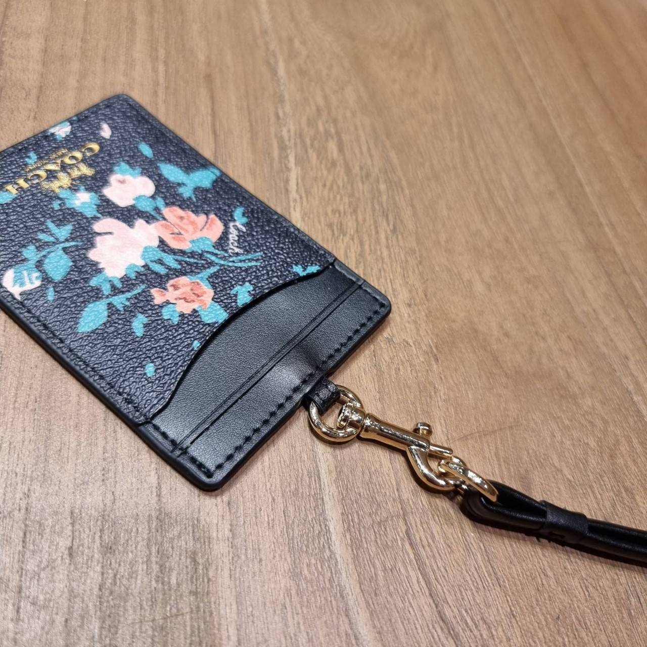 COACH C3305 ID LANYARD IN COLORBLOCK SIGNATURE CANVAS ง่ายๆแบบไม่ธรรมดา!! คลาสสิคแต่มีดีเทลโดดเด่น!! กระเป๋าถนอมบัตร พร้อมสายคล้องคอ ดีไซน์ลวดลายสวย ดูดีทุกแบบ ใช้งานง่าย พกพาสะดวก จะใส่บัตรพนักงาน บัตรเครดิต บัตรปชช. ใบขับขี่ และบัตรอื่นๆที่อยากจะใส่!! ต