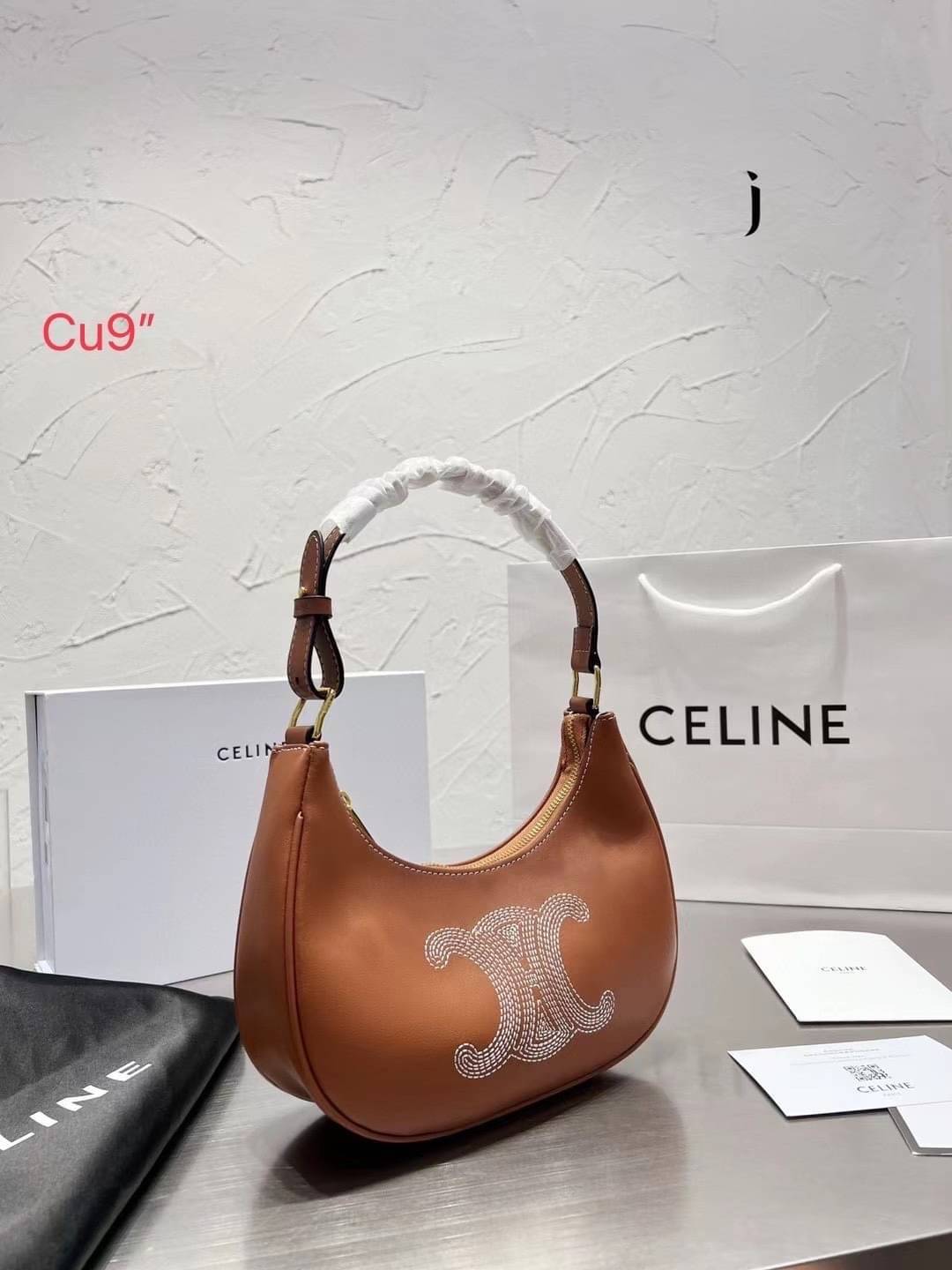CELINE Ava Bag in Smooth Calfskin with Triomphe Embroidery กระเป๋าคล้องไหล่ซีลีนรุ่นใหม่ โลโก้งานปัก เรียบหรูและคลาสสิกมากๆ เข้ากับการแต่งตัวหลายสไตล์ ใช้ได้ทั้งกลางวันและกลางคืน หากสาว ๆ คนไหนที่กำลังมองหากระเป๋าสะพายไหล่ใบเล็กและ Practical เราขอแนะนำรุ่