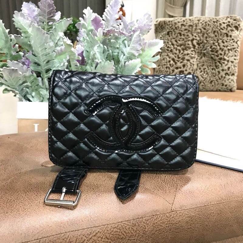 พร้อมส่งแล้วค่ะ..ใครไม่ทันรอบที่แล้วจองด่วนจ้า! Chanel Waist Bag Gift With Purchase (GWP) กระเป๋าสะพายคาดเอวหรือคาดอกพรีเมี่ยมกิ้ฟของแท้จาก Chanel Perfume Counter รุ่น Limited Edition วัสดุหนังนิ่มลายตารางทรงเหลี่ยมมีโลโก้ด้านหน้า เปิดปิดด้วยฝาปิดกระดุมแม