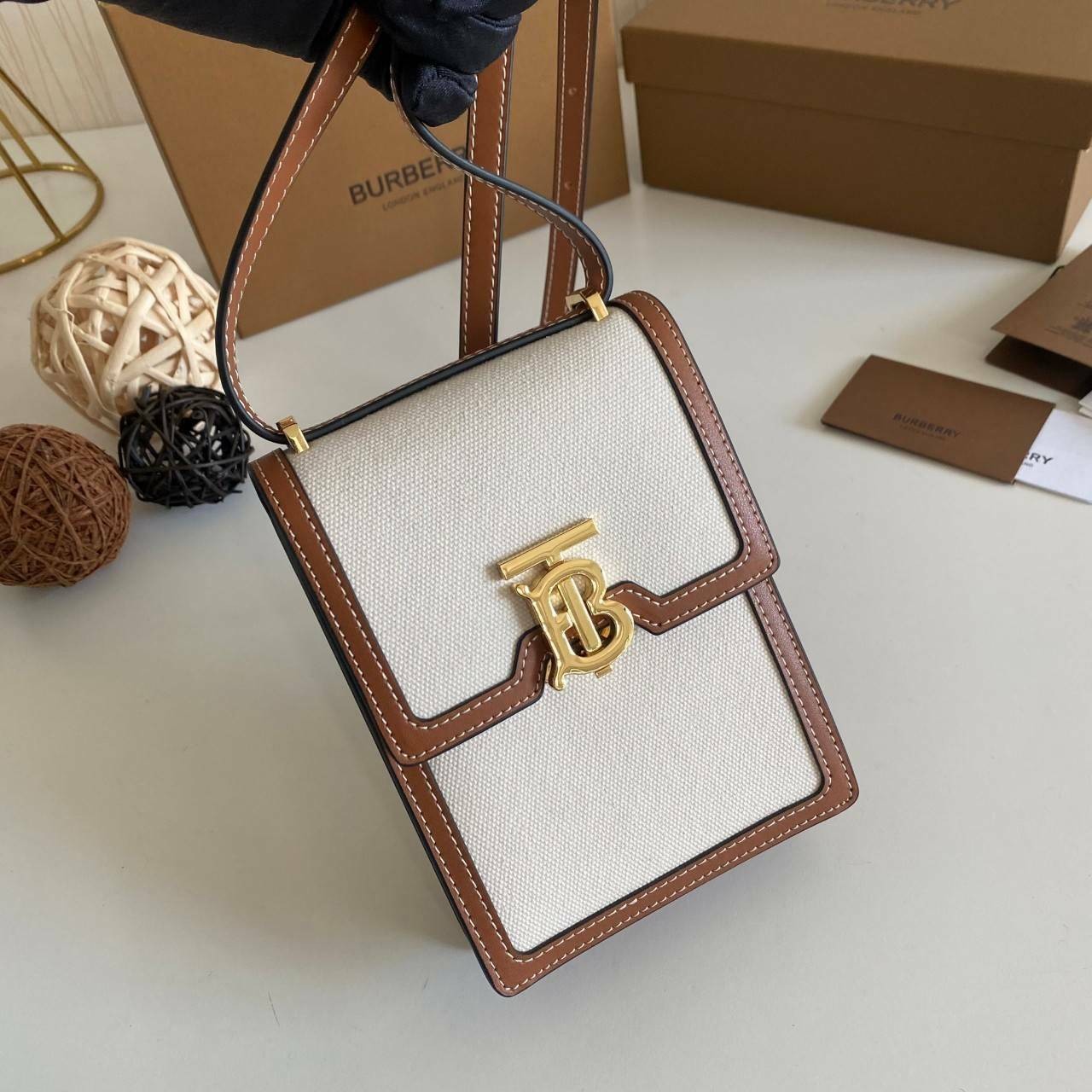 หนังแท้ BURBERRY FRAGRANCES CROSSBODY BAG / Burberry crossbody mini bag Original กระเป๋าสะพายขนาดมินิน่ารัก ใช้งานง่าย งานหนังแท้ & Canvas Cotton เกรดออริจินอล ทรงเหลี่ยมแนวตั้งดีไซน์สวยหรูอยู่ทรงมีโลโก้แบรนด์ด้านหน้า เปิดปิดด้วยฝาปิดสัญลักษณ์รูปตัวB ภายใ