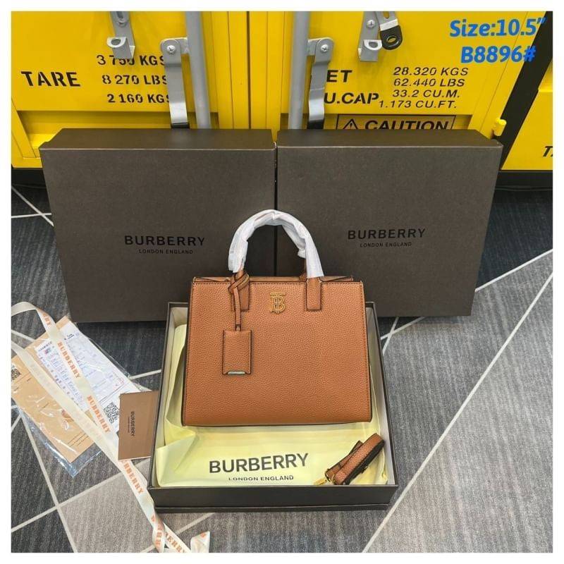 Burberry Small Frances Tote Bag / Burberry Tote Bag สวยหรูดูดีเกินต้าน กับกระเป๋าถือทรงสวย ดีไซน์ผู้ดีเรียบหรู ถือขับผิวไปเลยทุกสี สวยคม มาพร้อมหูจับในตัว พร้อมสายสะพายยาว งานจริงดีงาม สาวๆได้ไปรับรองประทับใจแน่นอนจ้า