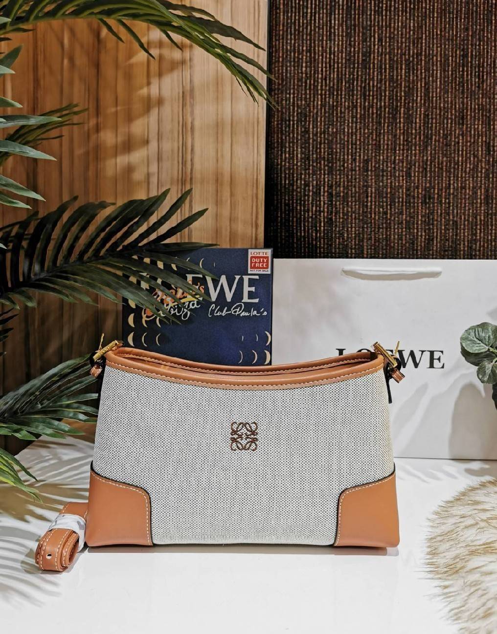 LOEWE SHOULDER BAG VIP GIFT WITH PURCHASE (GWP) พรีเมี่ยมกิ๊ฟ Limited จาก LOEWE PERFUME DUTYFREE COUNTER รุ่นใหม่วัสดุ Canvas Fabric ผสมผสานหนังแท้ CalfSkin ดีไซน์และโทนสีลงตัวสุดคลาสสิค เปิดปิดด้วยซิปแบรนด์อะไหล่ทอง ภายในโล่งกว้างซับในผ้าฝ้ายลายก้างปลาคง
