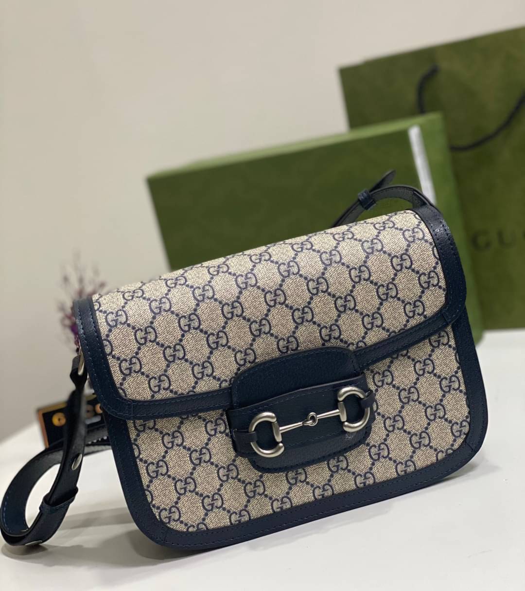 GUCCI Horsebit 1955 GG mini bag กระเป๋าสะพายสุดหรู ผ้าแคนวาส GG Supreme ดีไซน์ร่วมสมัยผ่านการออกแบบใหม่ ถ่ายทอดความรู้สึกเกี่ยวกับการละทิ้งกฎเกณฑ์เดิมๆ ของแฟชั่นผ่านการออกแบบ โดยแบรนด์ถ่ายทอดแนวคิดที่ว่าชิ้นงานควรอยู่เหนือกาลเวลา