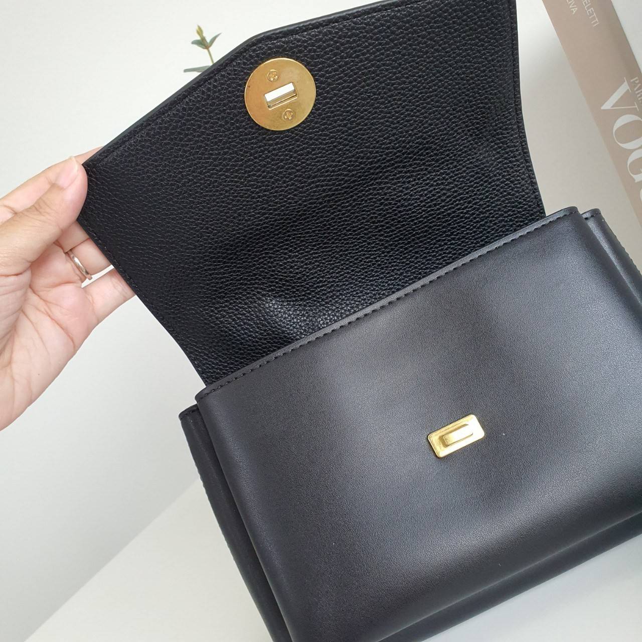 TORY BURCH CROSSBODY BAG กระเป๋าสะพายข้าง **หนังสวยมาก อะไหล่ทองวินเทจ ด้านหน้าประดับโลโก้แบรนด์ เปิดปิดด้วยตัวล็อคหมุน ภายในโล่งกว้างบุผ้าปั้มแบรนด์ มีช่องใส่ของ 3 ช่องใหญ่ พร้อมช่องซิปและที่เก็บบัตร มาพร้อมสายยาวถอด-ปรับระดับได้ ขนาดกำลังดี รีบคว้าด่วนค