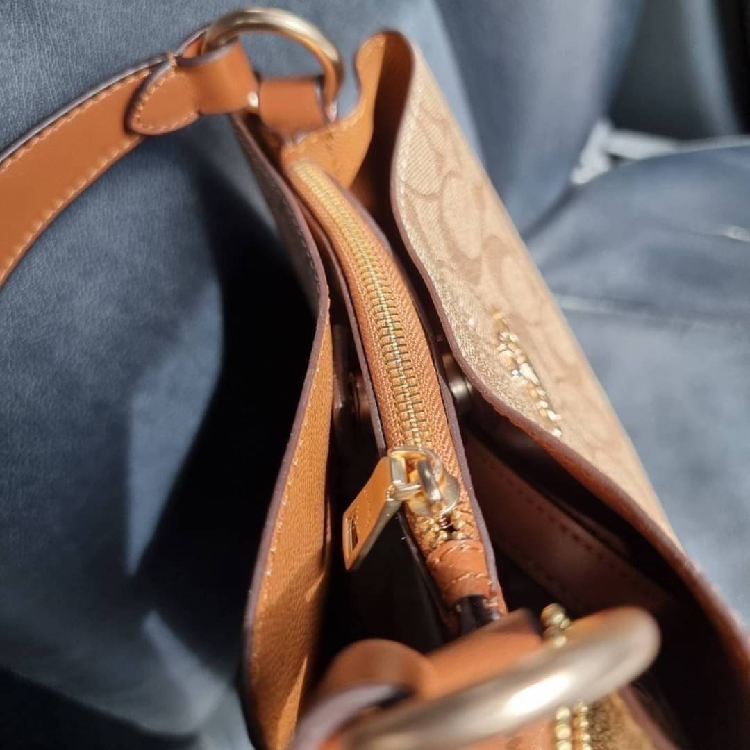 COACH 2312 SMALL TOWN BUCKET BAG IN SIGNATURE CANVAS รุ่นยอดนิยมใบเล็กมาครบสีแล้วจ้า กระเป๋าทรงบัคเก็ต สีผู้ดี๊ผู้ดี ตัวกระเป๋าดีไซน์คลาสสิคลายซี ดูโดดเด่น วัสดุหนังแคนวาสเคลือบลาย สวยคมทุกมุมจริงๆ!! เปิด-ปิดด้วยกระดุมแม่เหล็กทั้ง 2 ฝั่ง ภายในเป็นช่องโล่ง